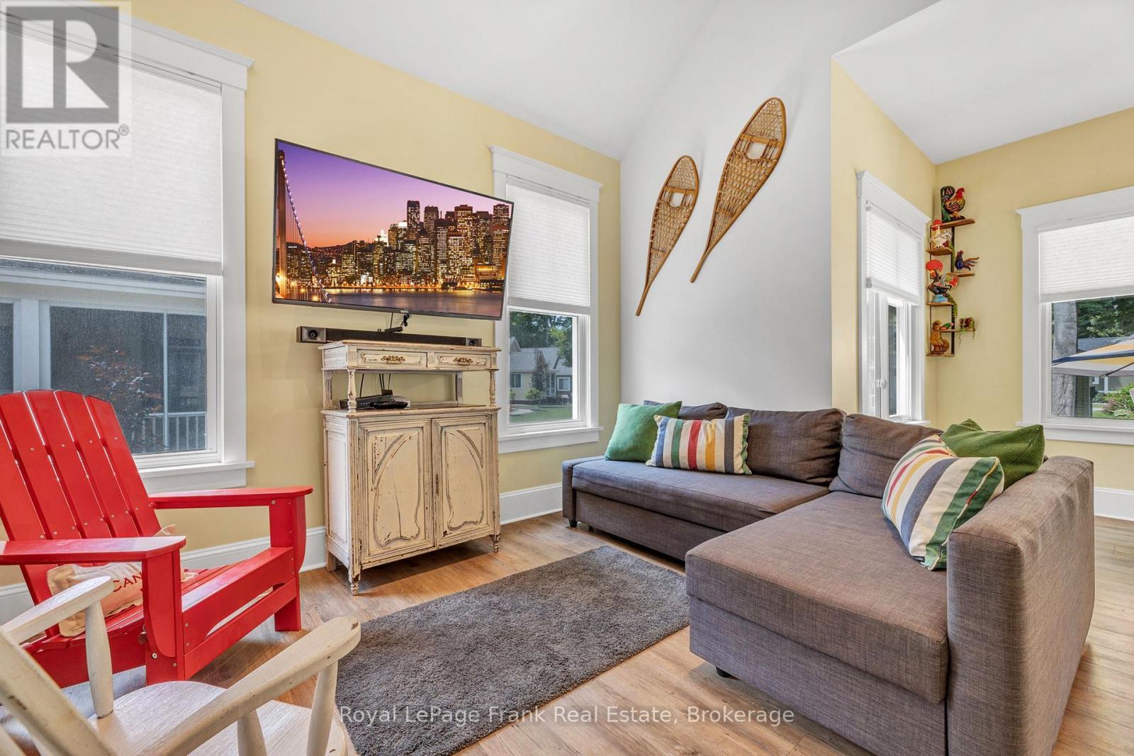 












212 - 23 HOLLOW LANE

,
Prince Edward County,







Ontario
K0K1P0

