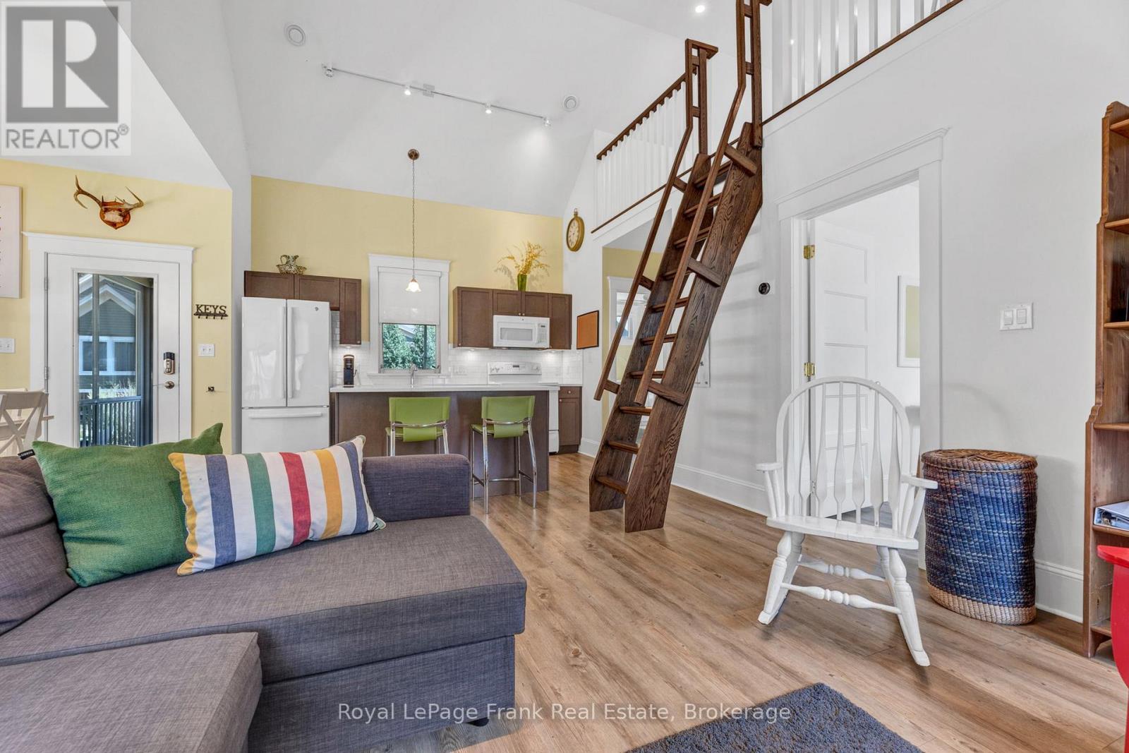 












212 - 23 HOLLOW LANE

,
Prince Edward County,







Ontario
K0K1P0

