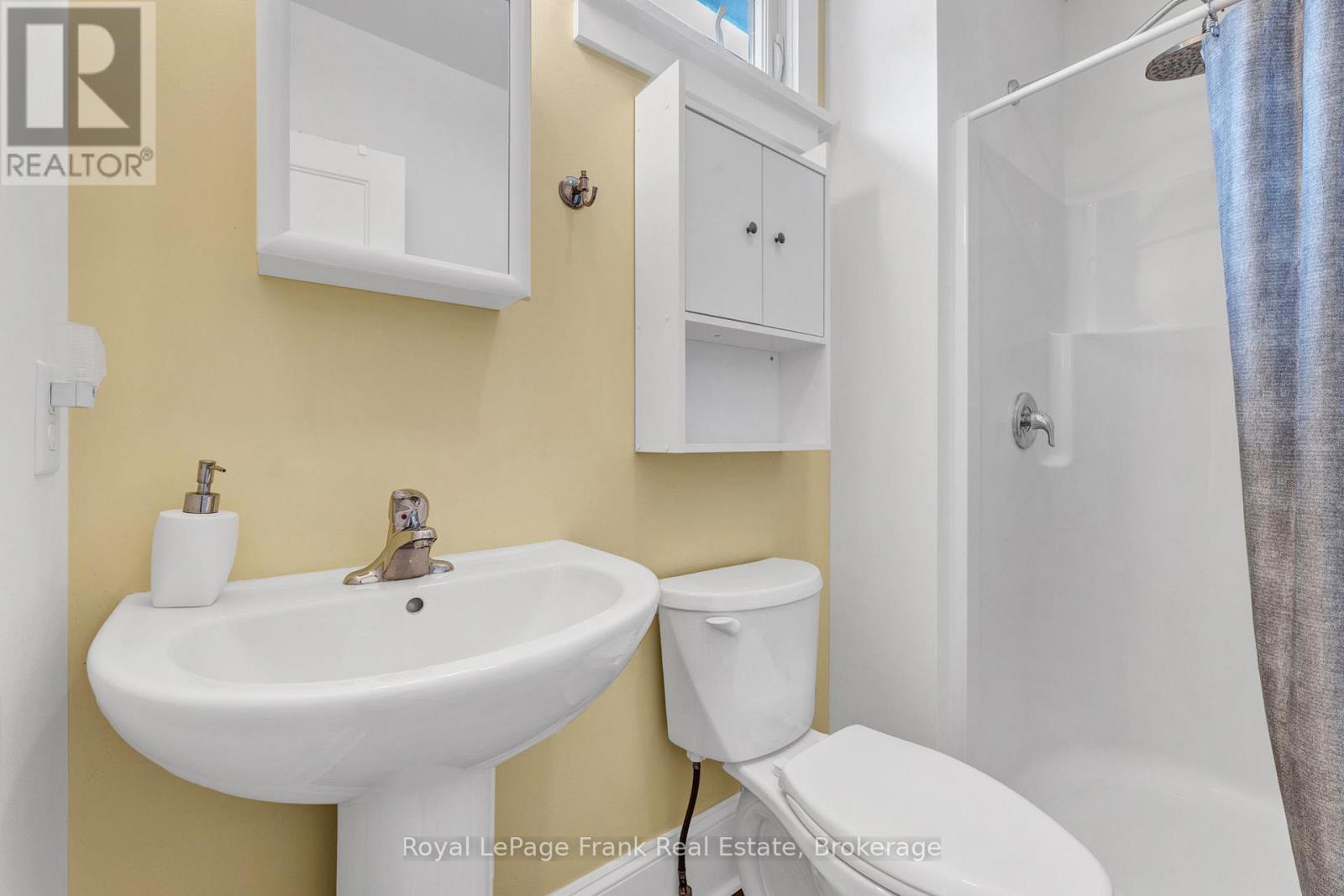 












212 - 23 HOLLOW LANE

,
Prince Edward County,







Ontario
K0K1P0

