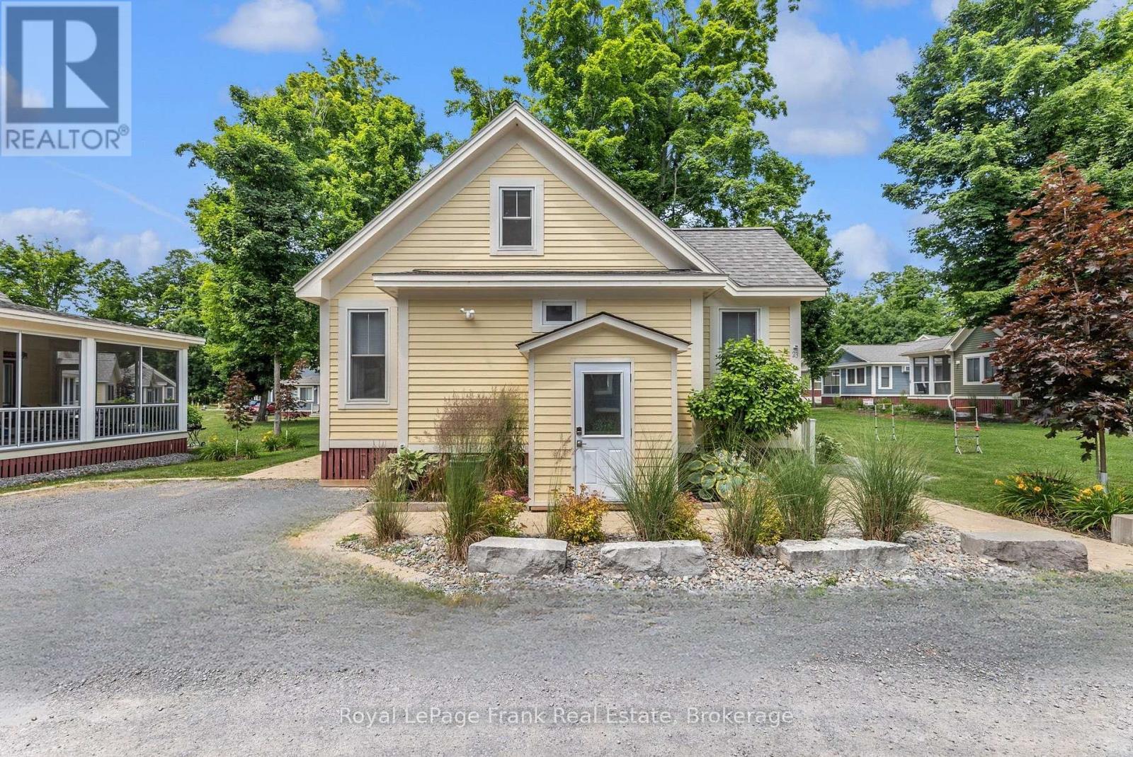 












212 - 23 HOLLOW LANE

,
Prince Edward County,







Ontario
K0K1P0

