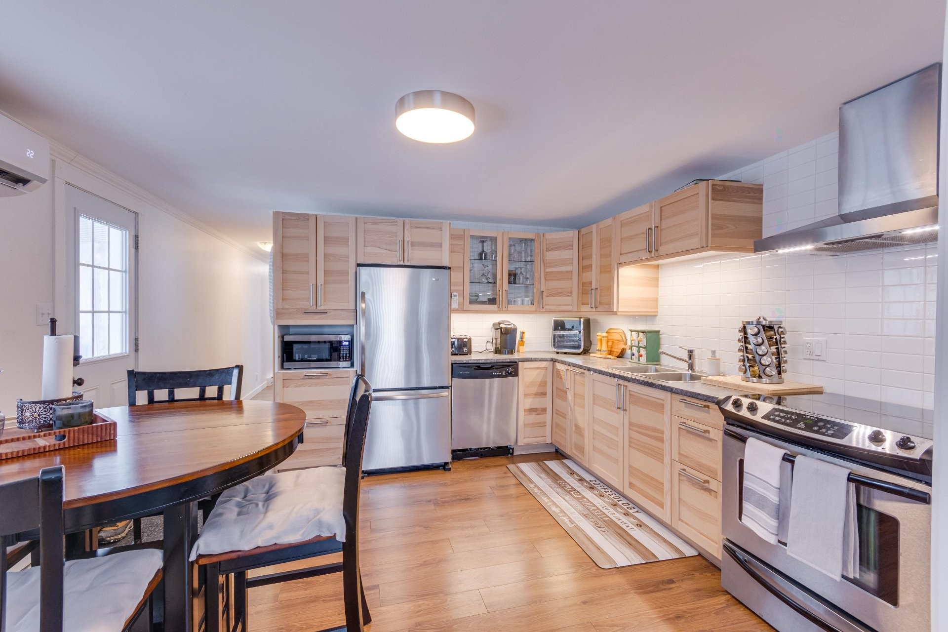 









27


7e Avenue O.

,
Gatineau (Gatineau),




QC
J8T6J4

