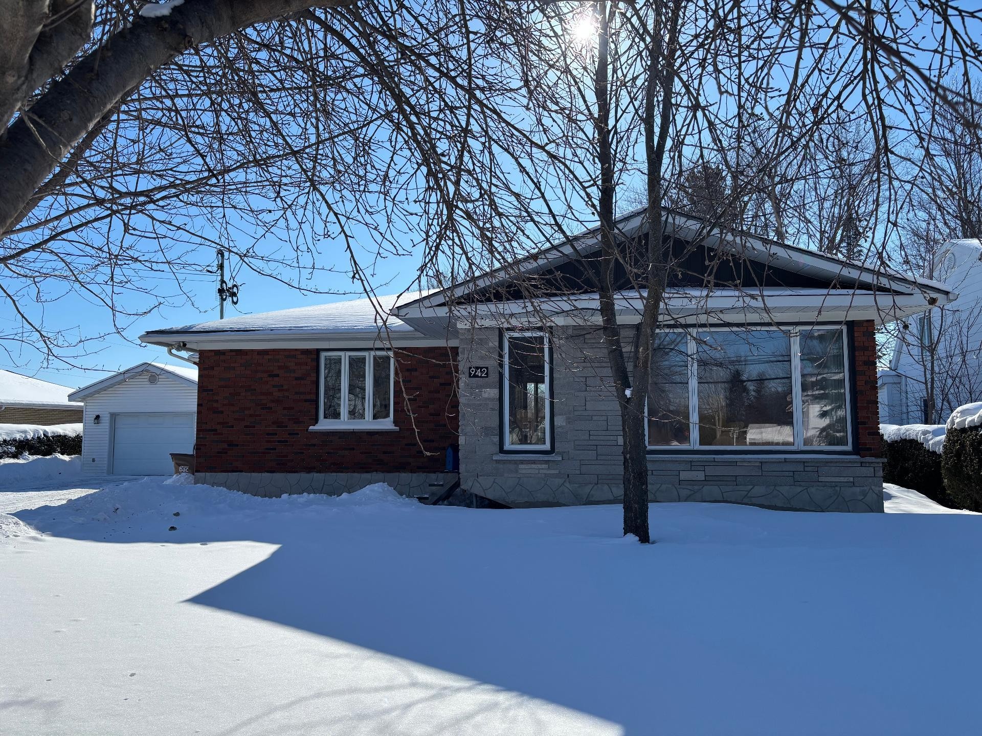 









942


Av. De Salaberry

,
Chambly,




QC
J3L1R4

