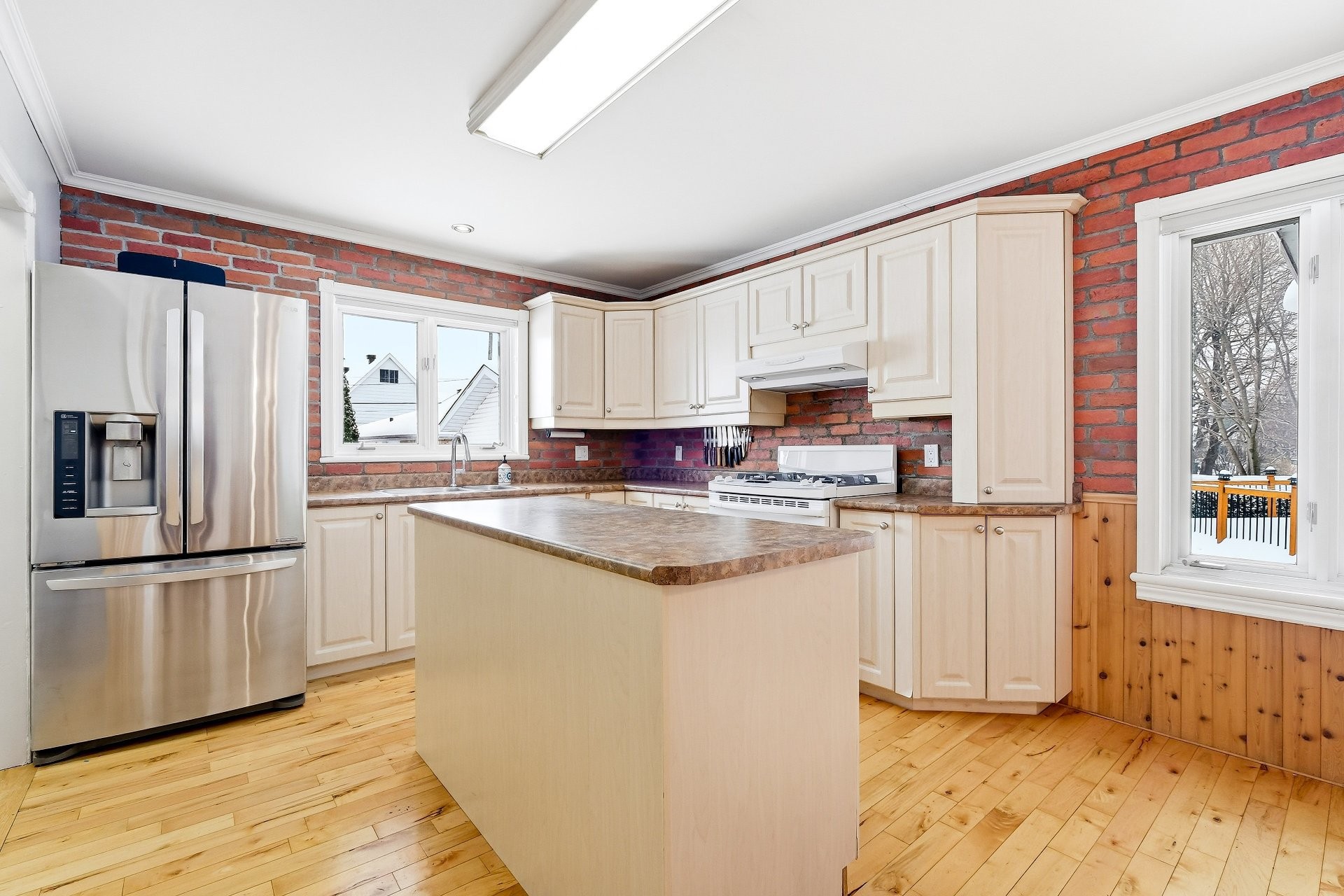 









942


Av. De Salaberry

,
Chambly,




QC
J3L1R4

