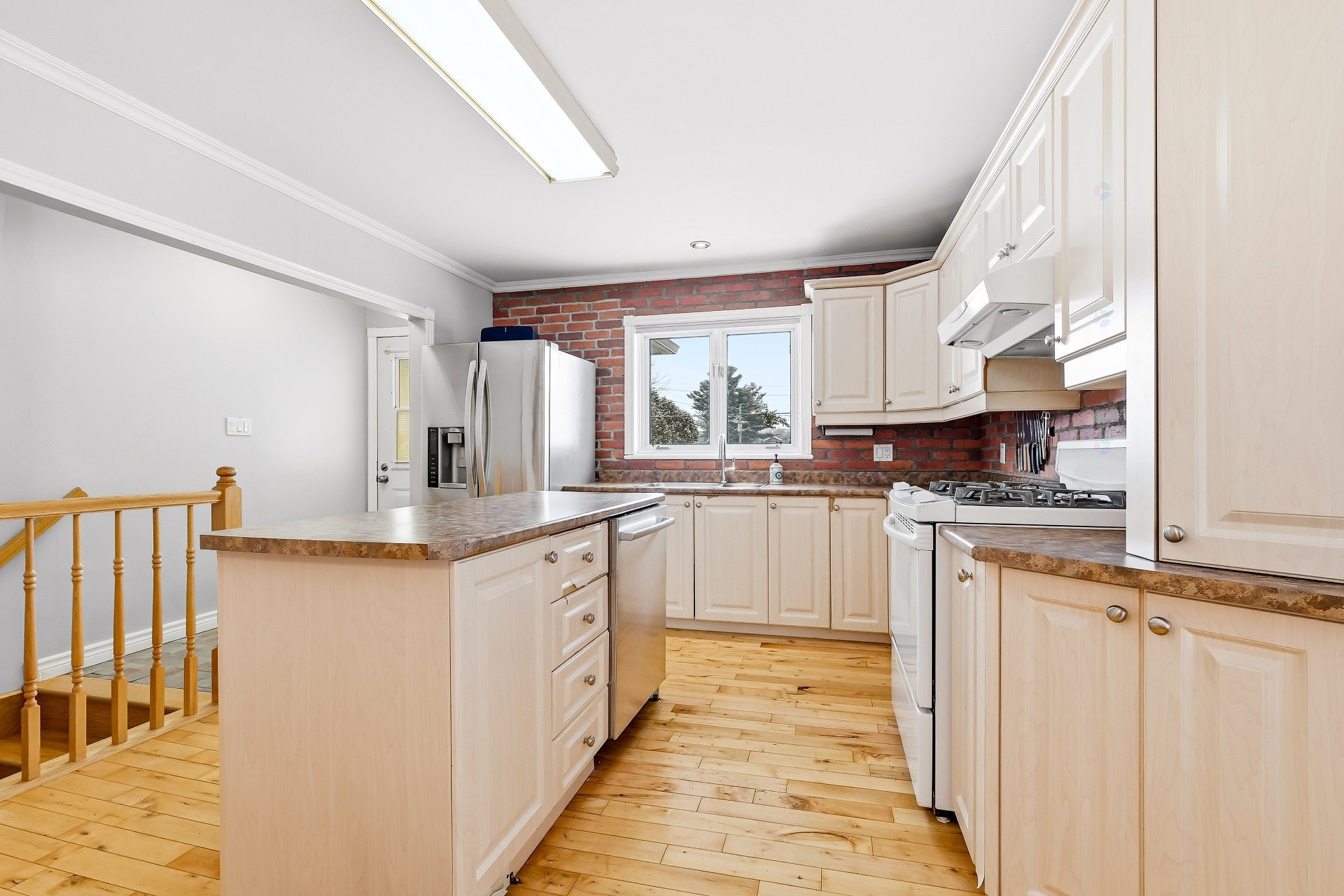 









942


Av. De Salaberry

,
Chambly,




QC
J3L1R4

