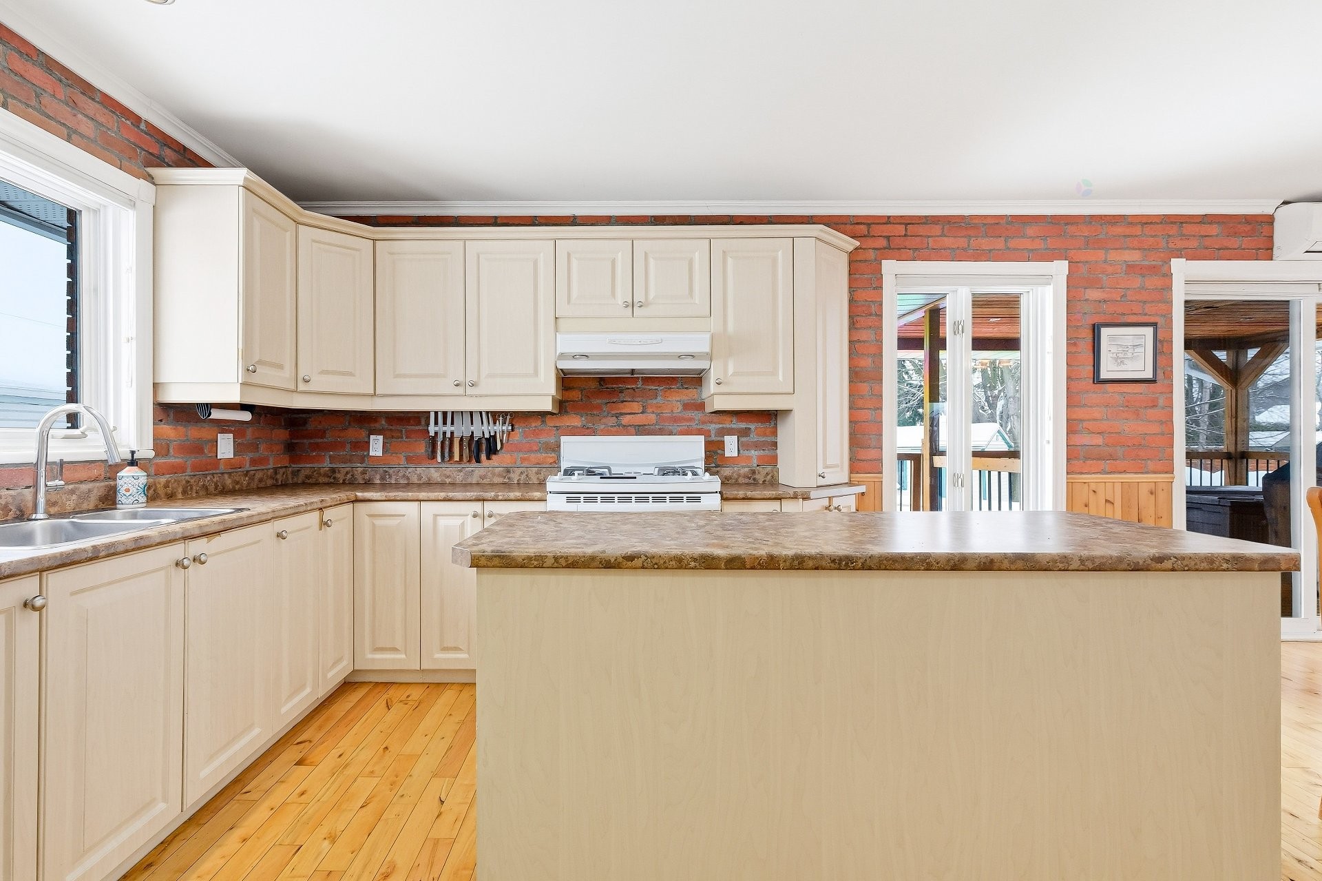 









942


Av. De Salaberry

,
Chambly,




QC
J3L1R4

