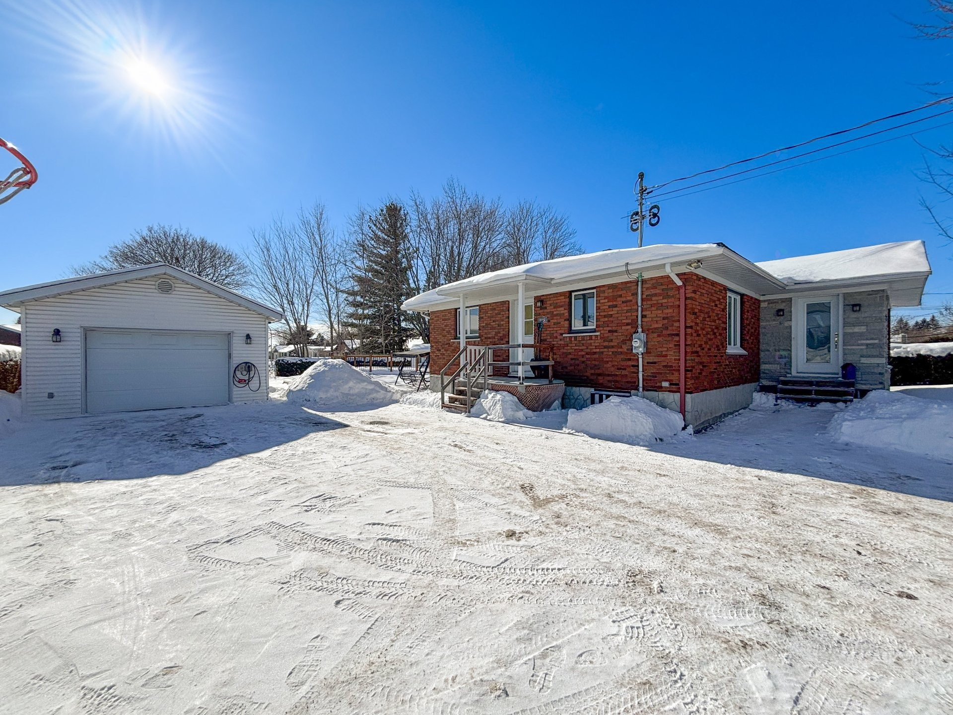 









942


Av. De Salaberry

,
Chambly,




QC
J3L1R4

