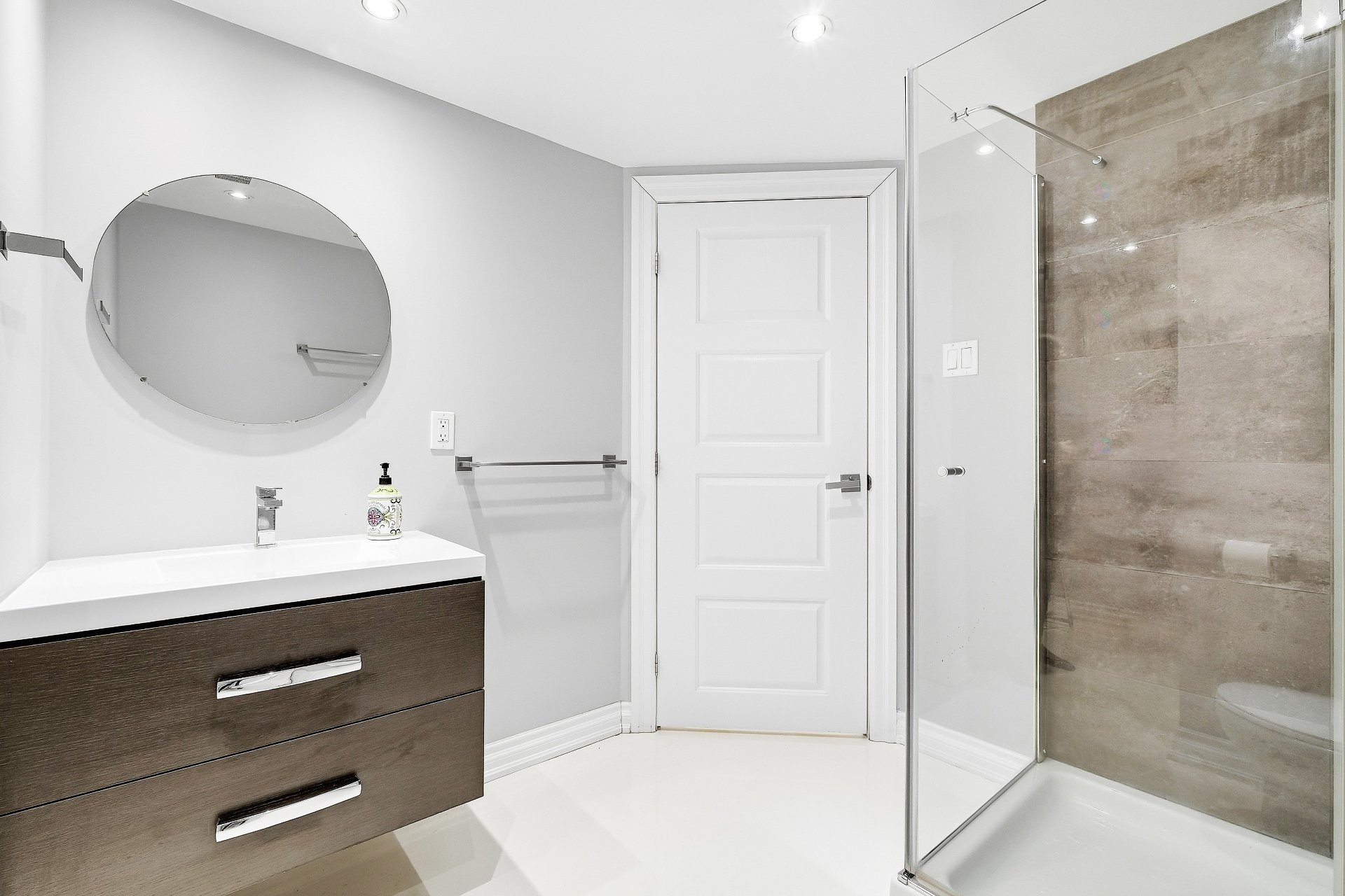 









942


Av. De Salaberry

,
Chambly,




QC
J3L1R4

