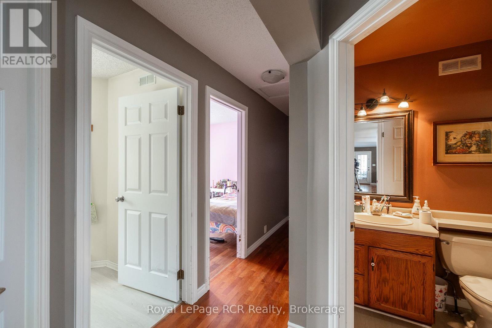 












837 7TH AVENUE

,
Hanover,




Ontario
N4N2K3

