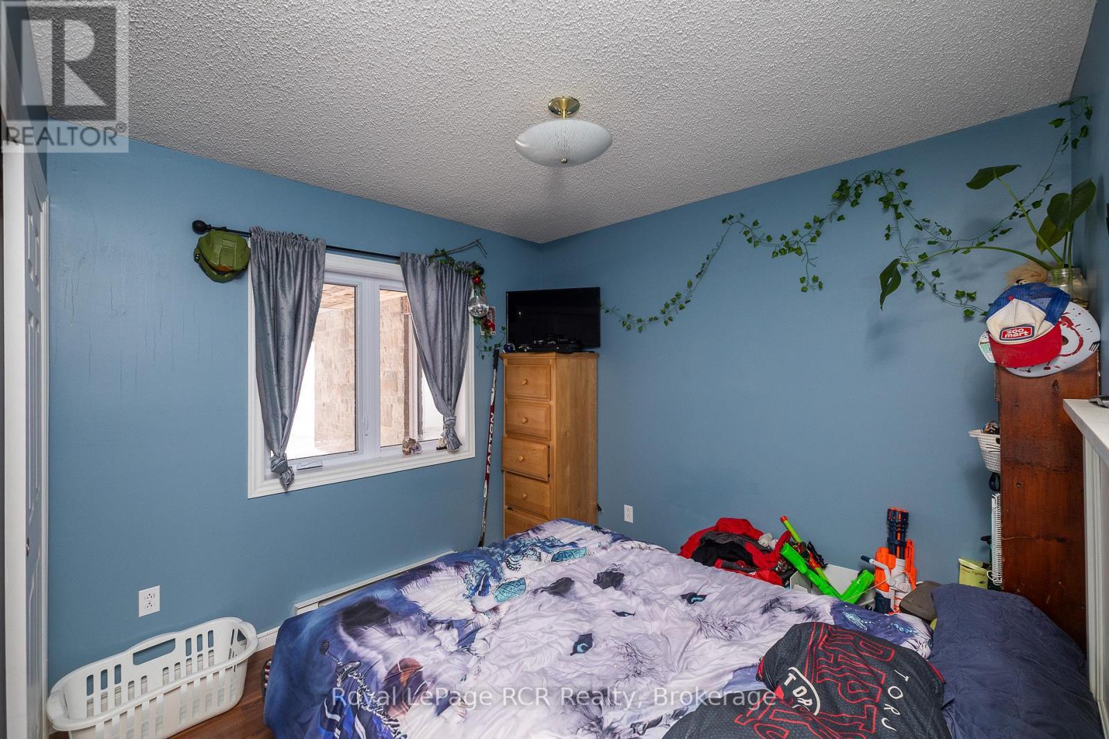 












837 7TH AVENUE

,
Hanover,




Ontario
N4N2K3

