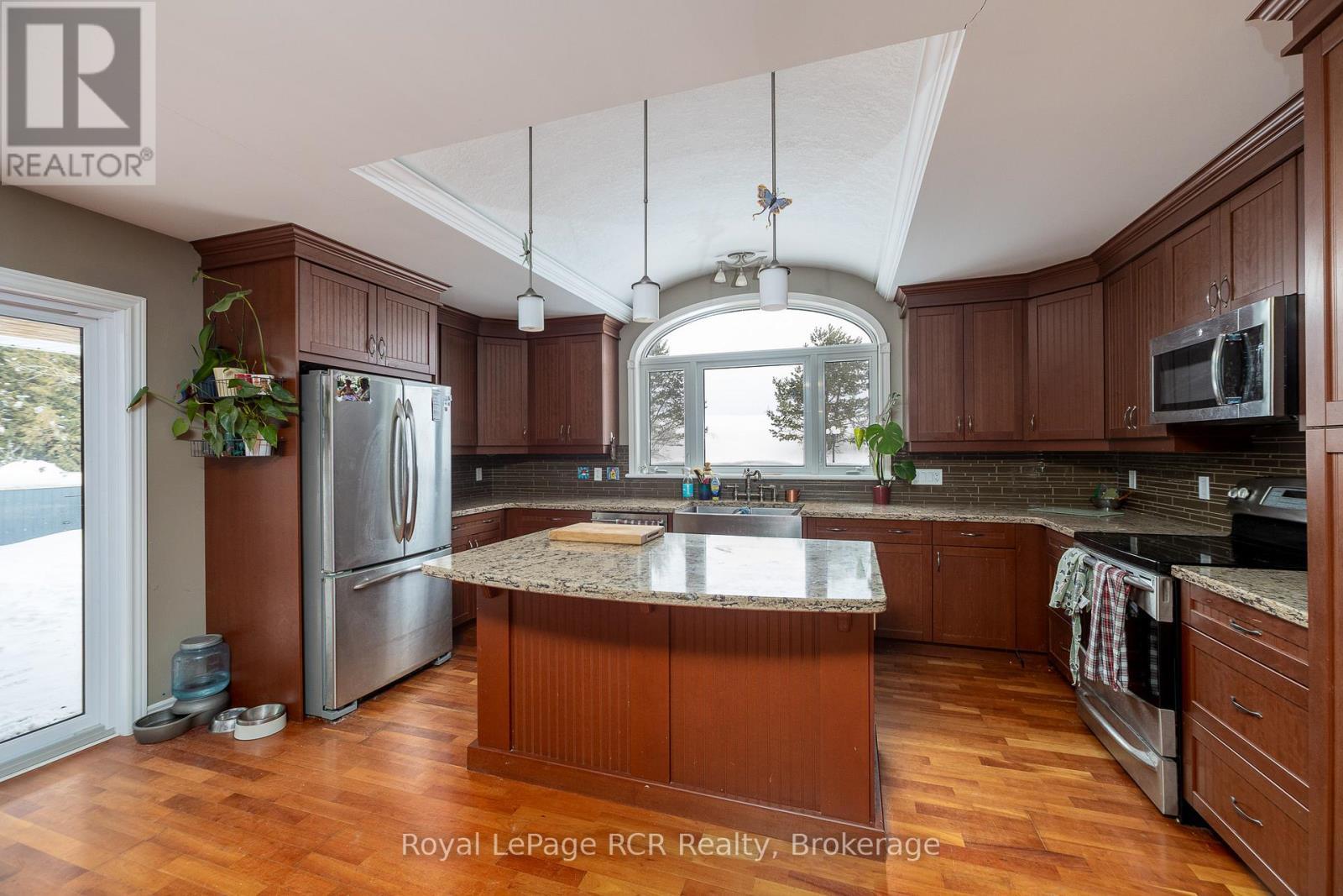 












837 7TH AVENUE

,
Hanover,




Ontario
N4N2K3

