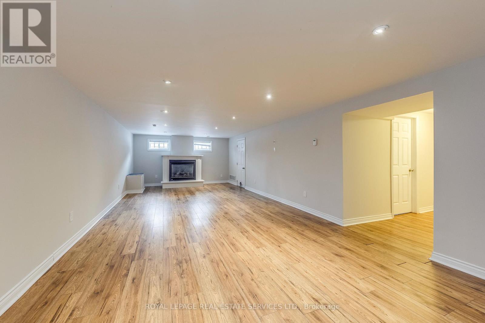 












186 FERNWOOD CRESCENT

,
Hamilton,




Ontario
L8T3L4

