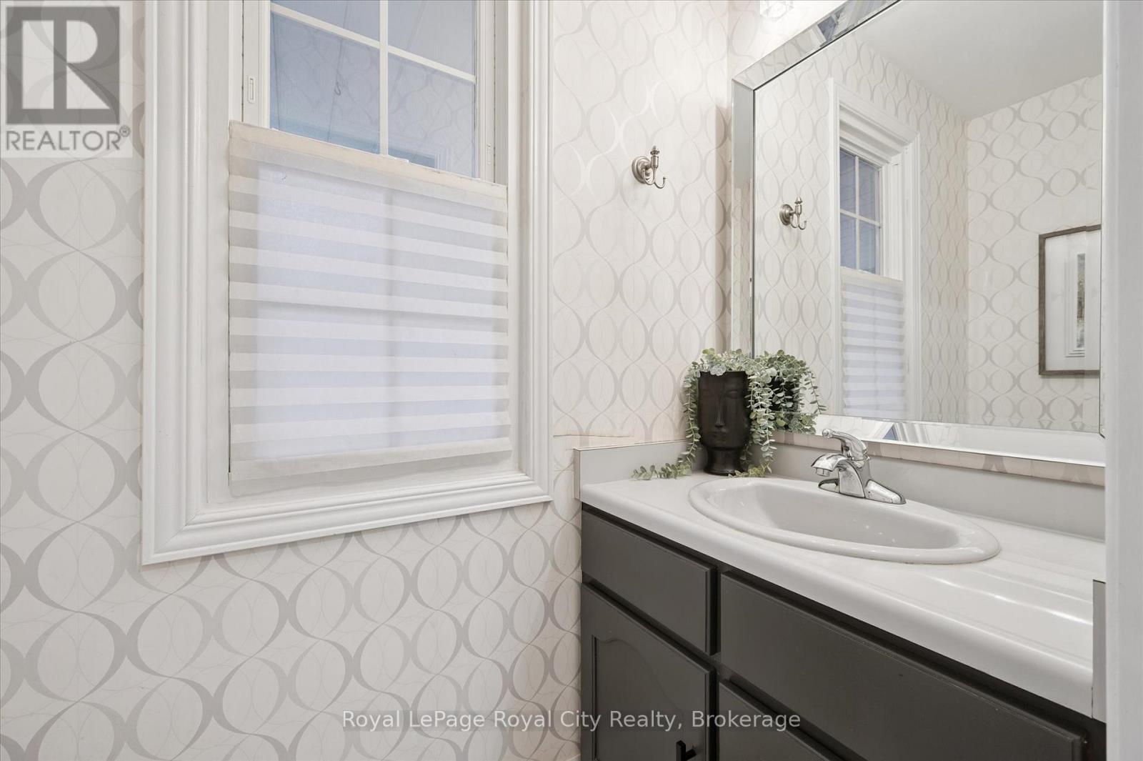 












60 HANDS DRIVE

,
Guelph (Kortright East),




Ontario
N1G3H3

