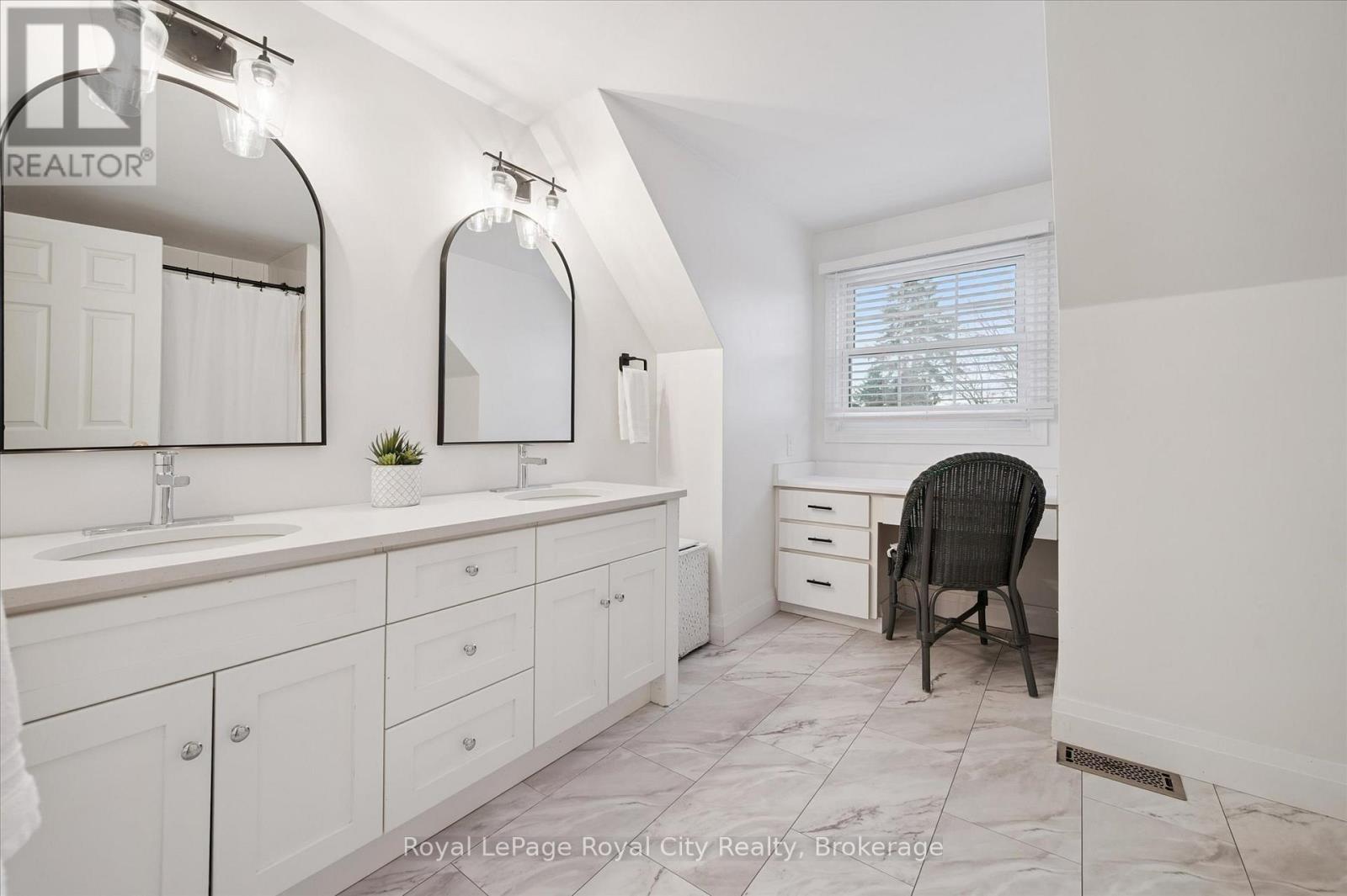 












60 HANDS DRIVE

,
Guelph (Kortright East),




Ontario
N1G3H3

