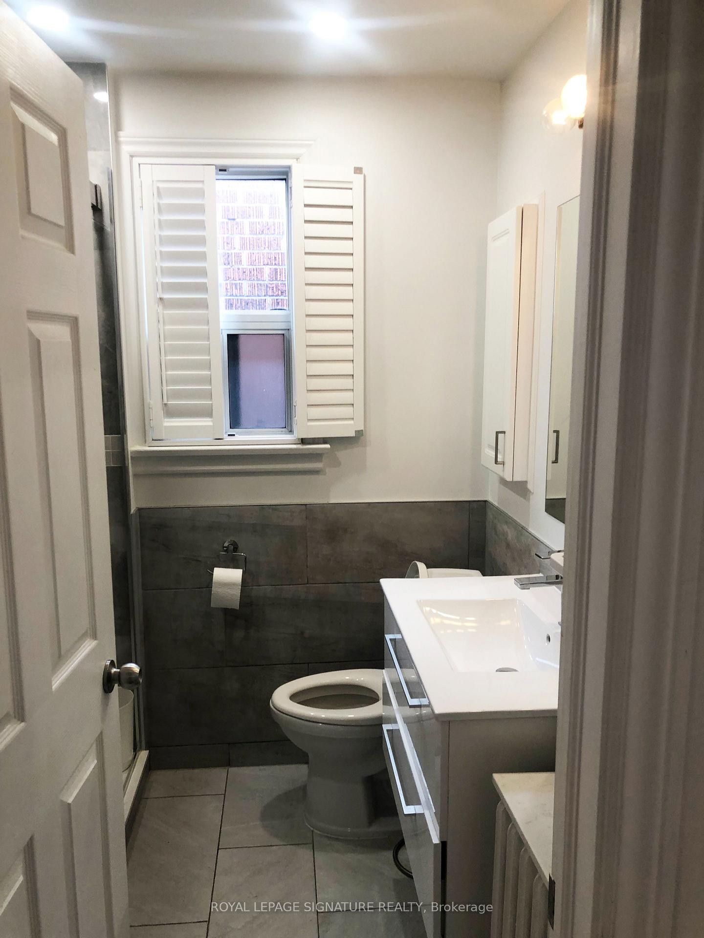 









216


Donlands

Avenue, Main,
Toronto,




ON
M4J 3R1

