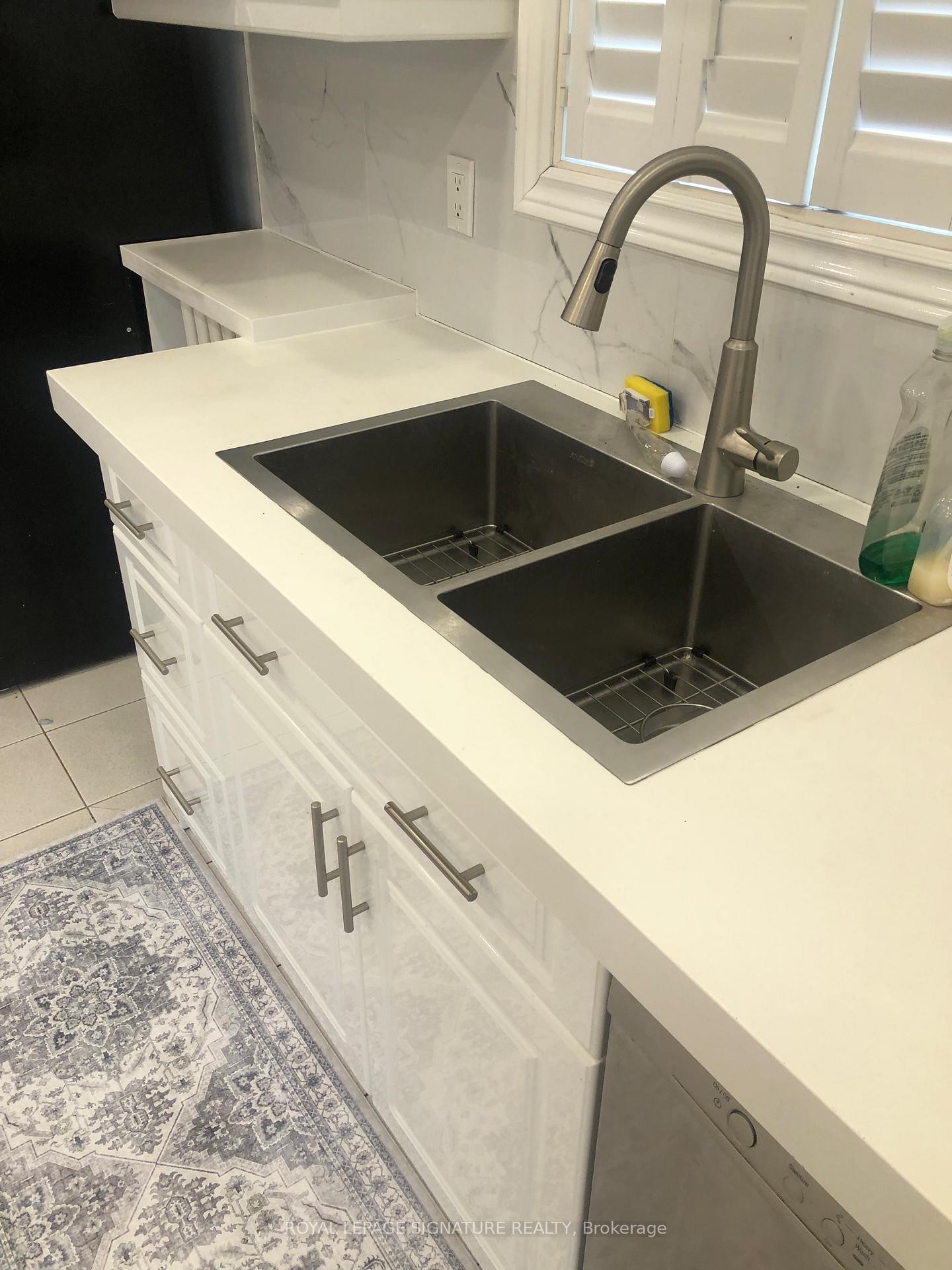 









216


Donlands

Avenue, Main,
Toronto,




ON
M4J 3R1

