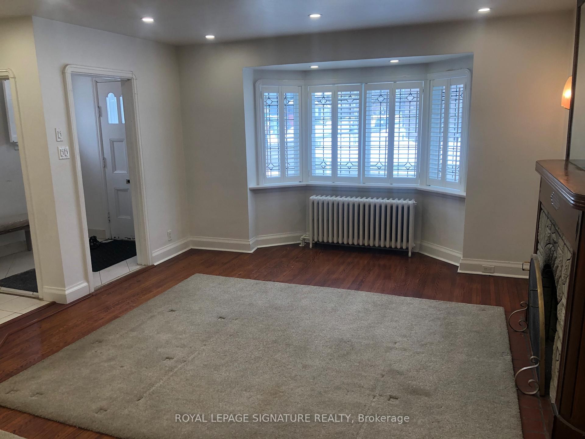 









216


Donlands

Avenue, Main,
Toronto,




ON
M4J 3R1

