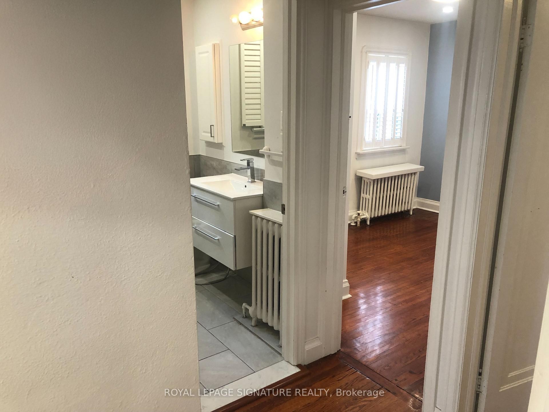 









216


Donlands

Avenue, Main,
Toronto,




ON
M4J 3R1

