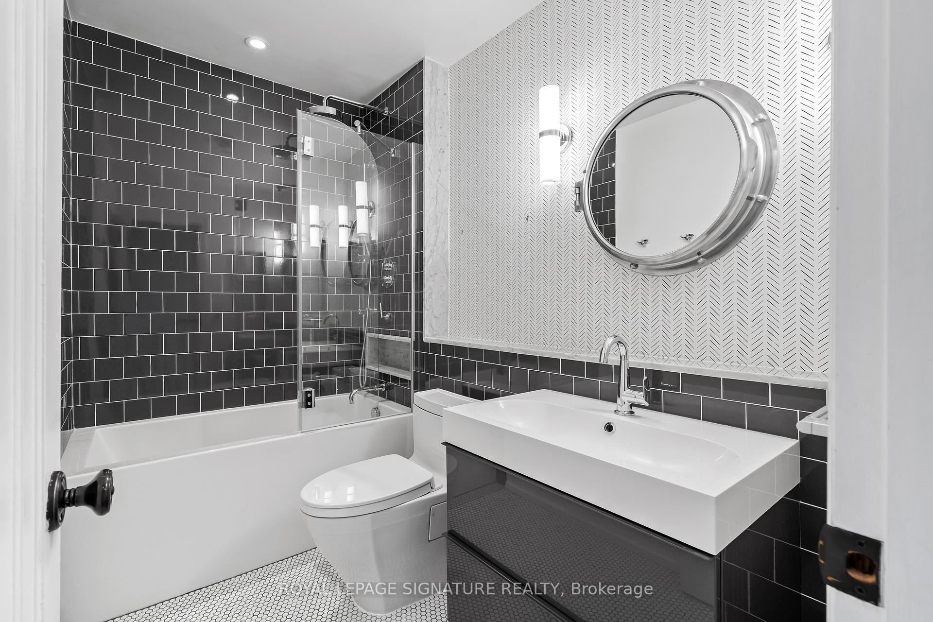 









26


Buckingham

Avenue,
Toronto,




ON
M4N 1R2

