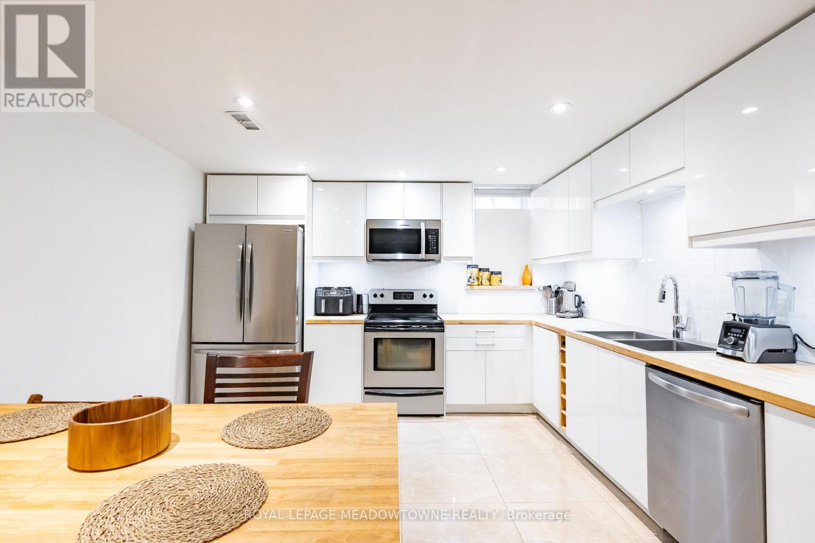 












26 EMPEROR DRIVE

,
Brampton,




Ontario
L6P1X5

