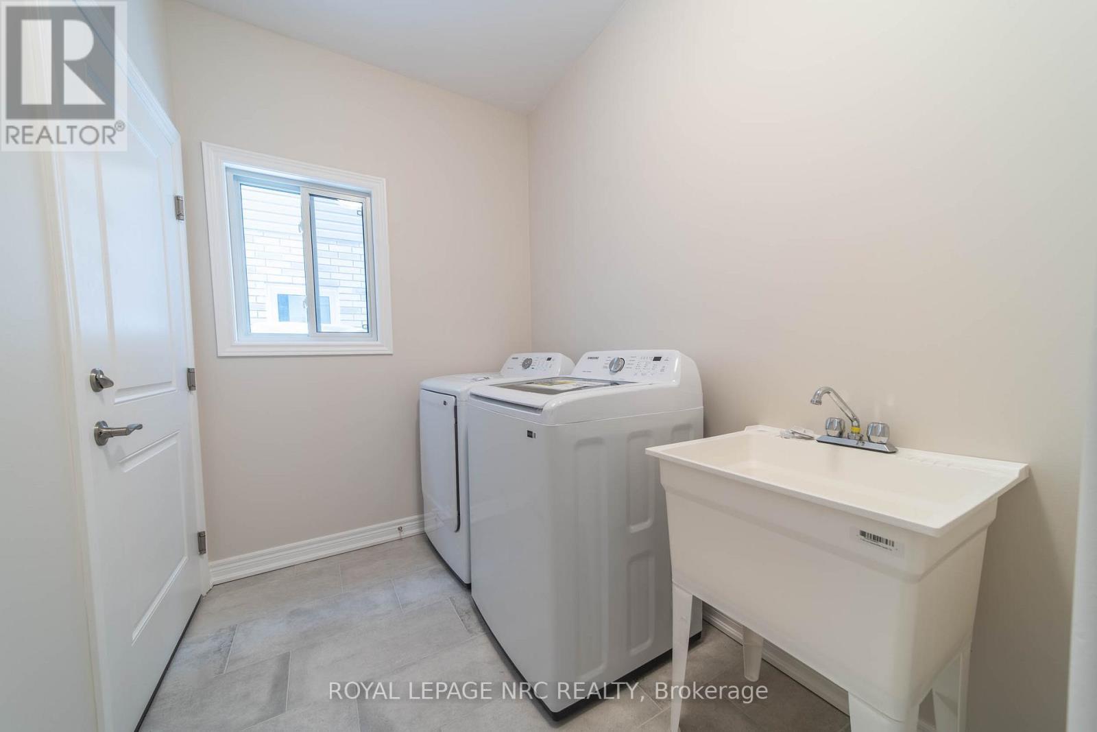 












52 WILLSON DRIVE

,
Thorold (Hurricane/Merrittville),




Ontario
L2V0G7

