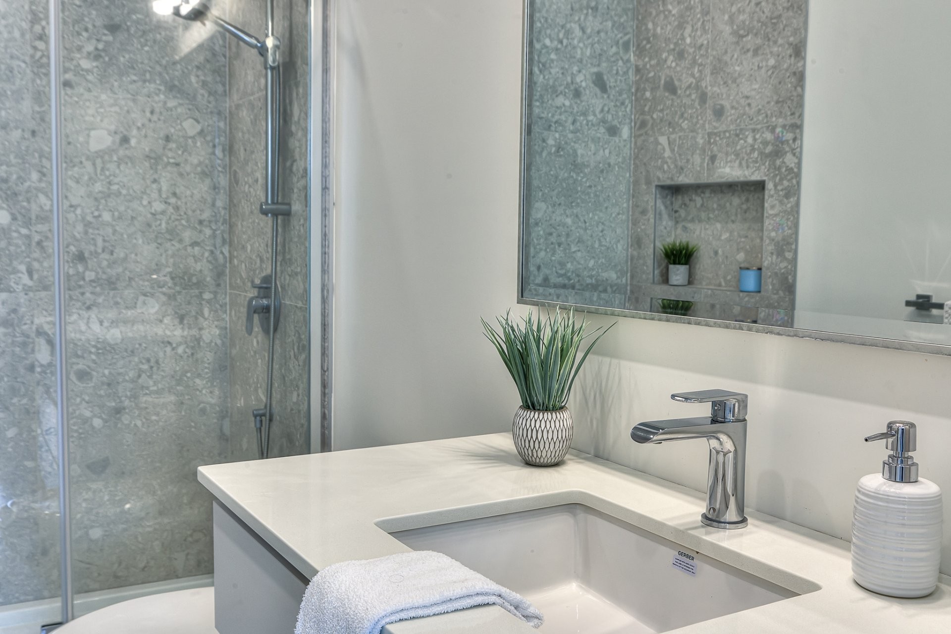 









555


Rue des Charmettes

,
Blainville,




QC
J7C0Z3

