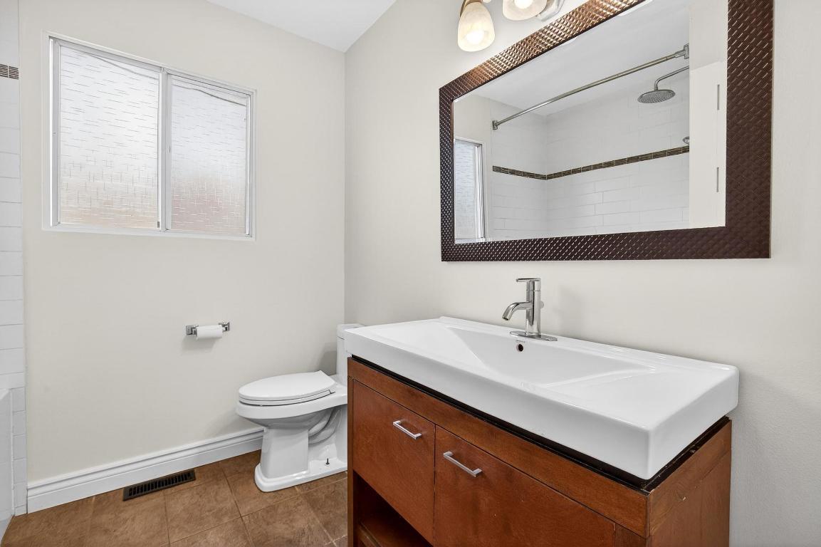 









1031


Martin

Avenue,
Kelowna,




BC
V1Y 6V6

