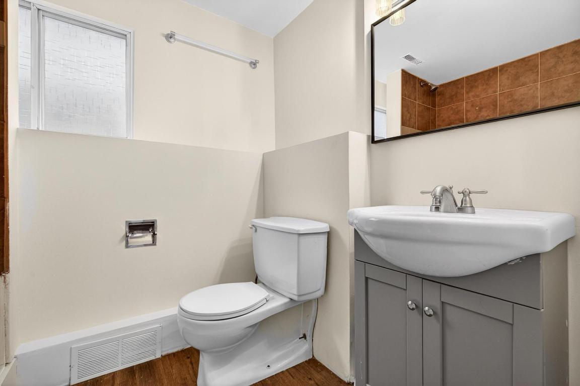 









1031


Martin

Avenue,
Kelowna,




BC
V1Y 6V6

