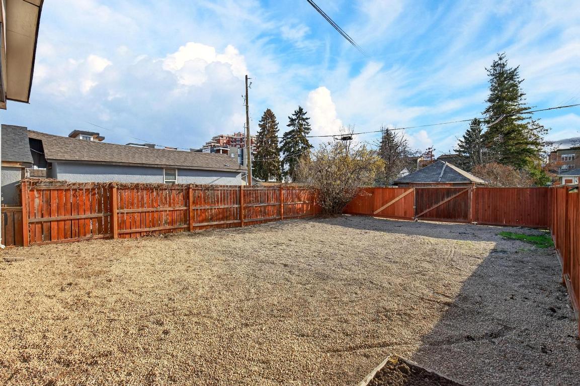 









1031


Martin

Avenue,
Kelowna,




BC
V1Y 6V6

