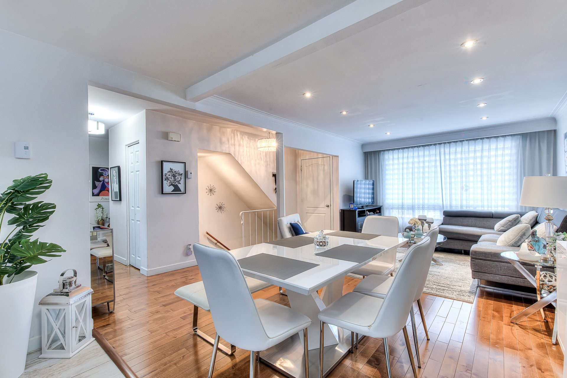 









469

 - 471


Boul. Chomedey

,
Laval (Chomedey),




QC
H7V2W7

