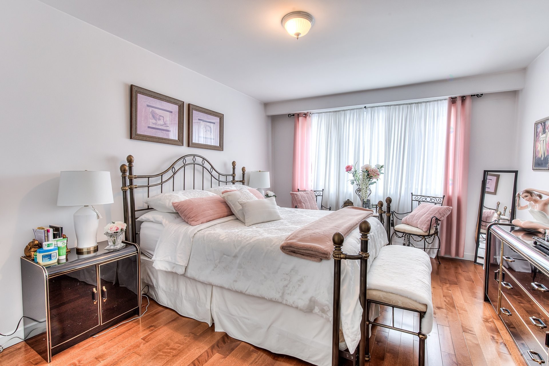 









469

 - 471


Boul. Chomedey

,
Laval (Chomedey),




QC
H7V2W7

