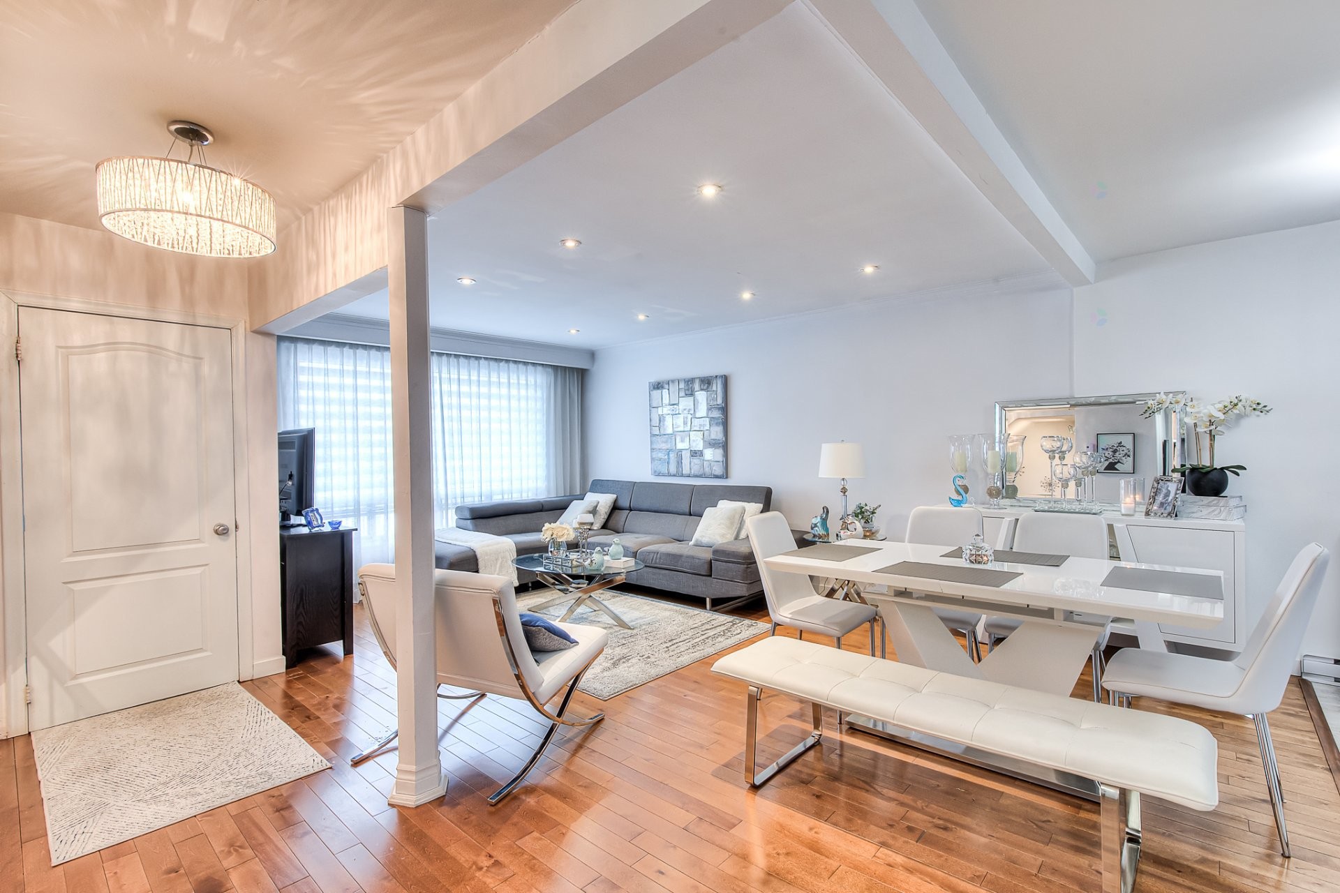 









469

 - 471


Boul. Chomedey

,
Laval (Chomedey),




QC
H7V2W7

