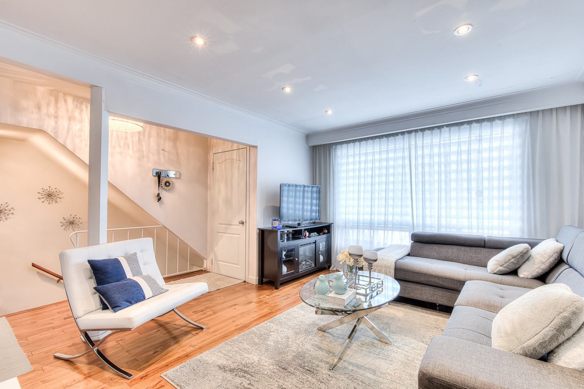 









469

 - 471


Boul. Chomedey

,
Laval (Chomedey),




QC
H7V2W7

