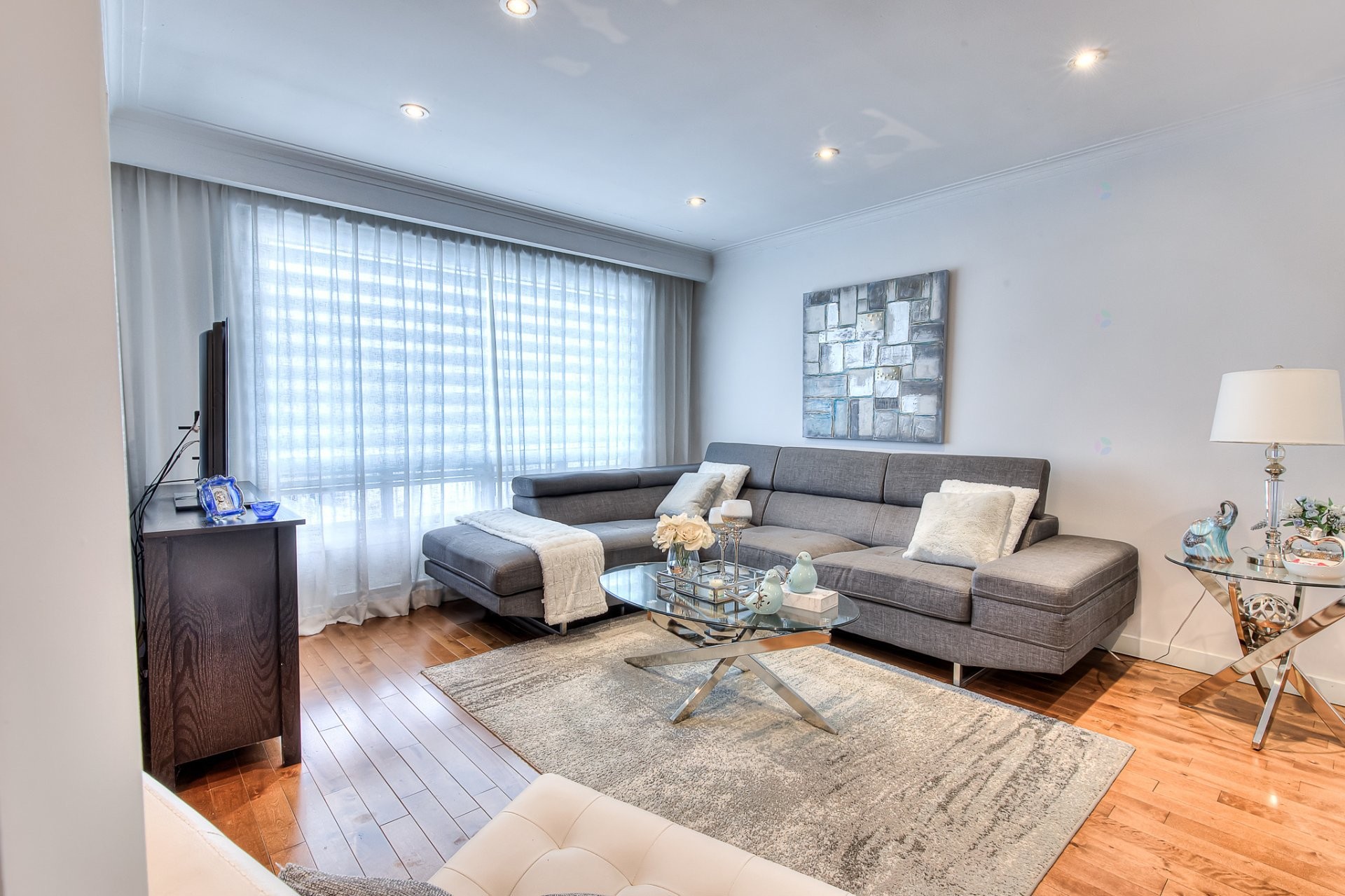 









469

 - 471


Boul. Chomedey

,
Laval (Chomedey),




QC
H7V2W7

