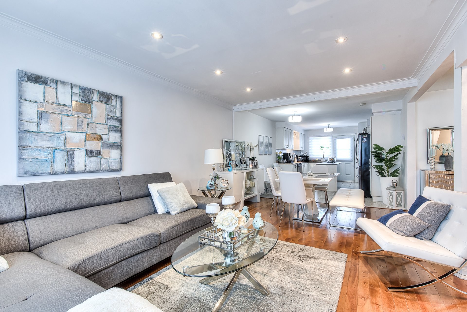 









469

 - 471


Boul. Chomedey

,
Laval (Chomedey),




QC
H7V2W7

