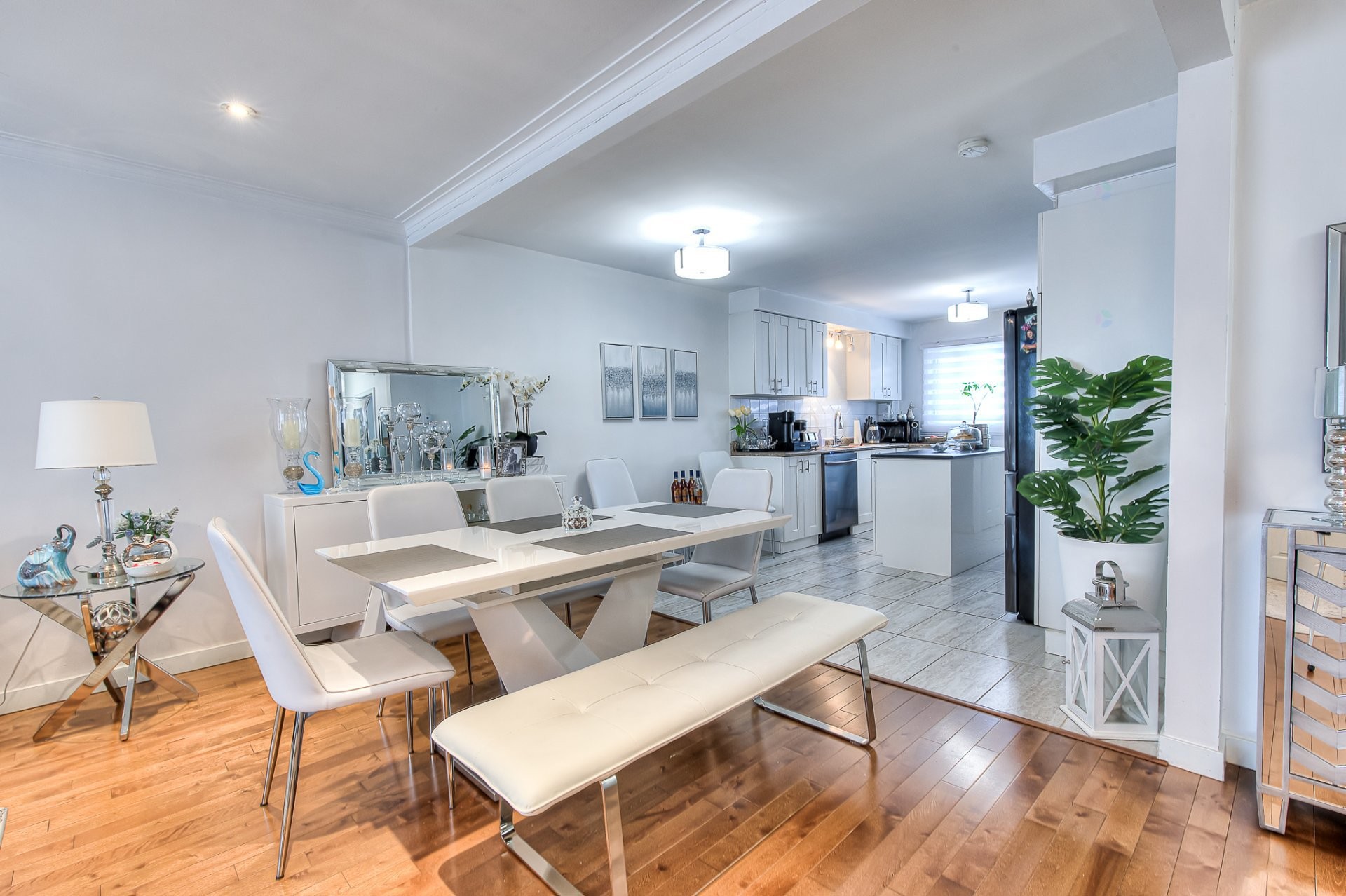 









469

 - 471


Boul. Chomedey

,
Laval (Chomedey),




QC
H7V2W7

