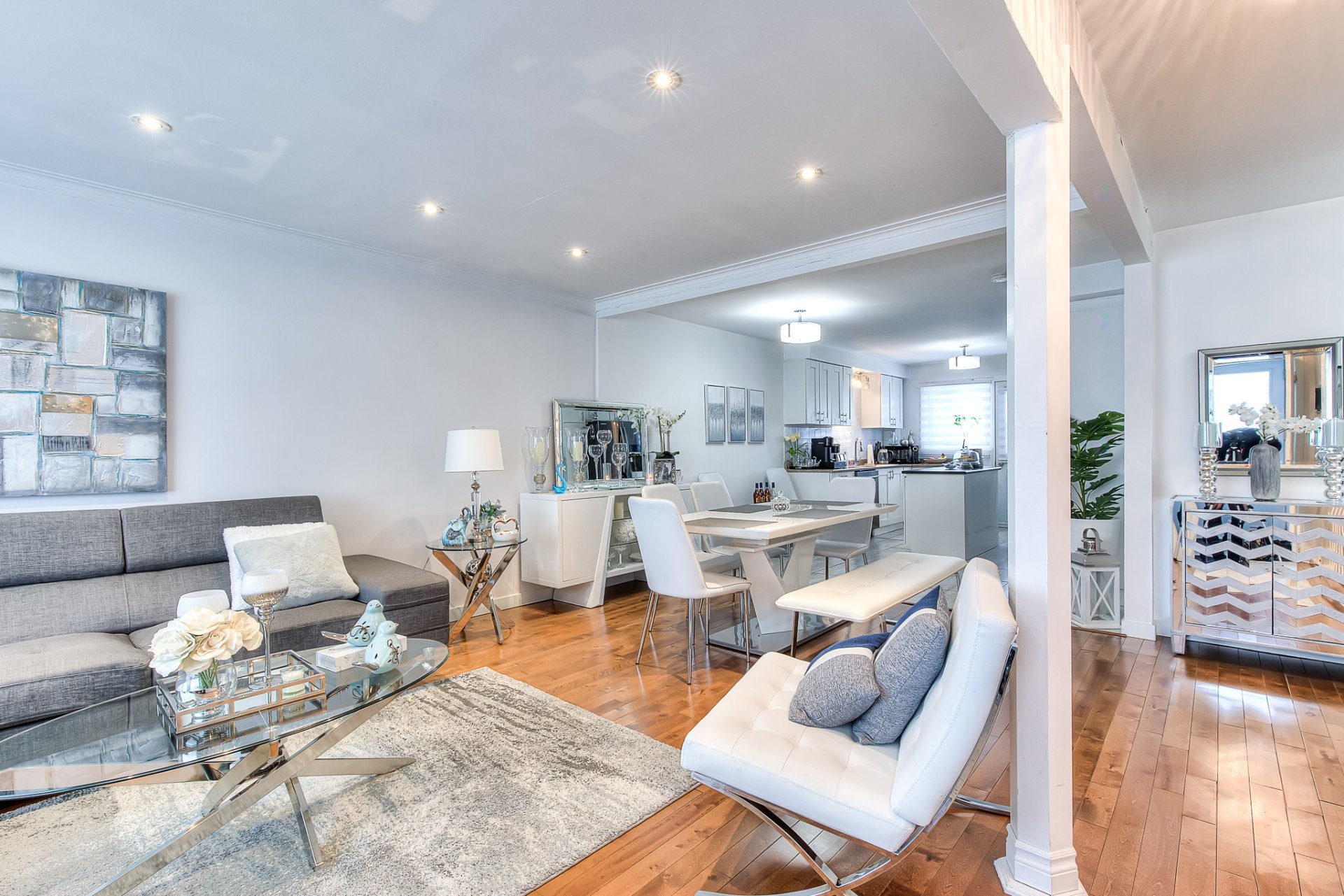 









469

 - 471


Boul. Chomedey

,
Laval (Chomedey),




QC
H7V2W7

