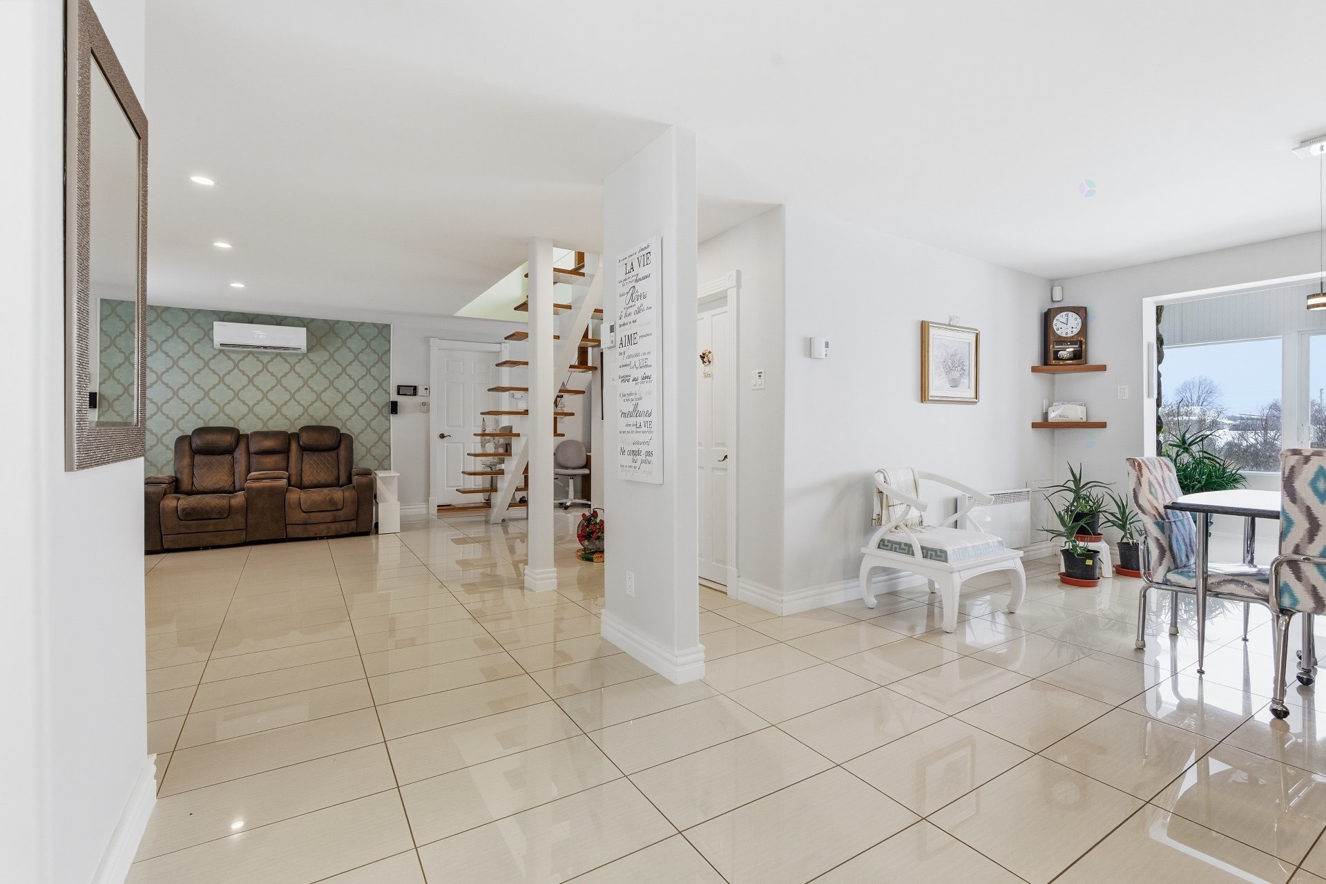 









537Z


Rg de la Rivière S.

,
Saint-Lin/Laurentides,




QC
J5M2A1

