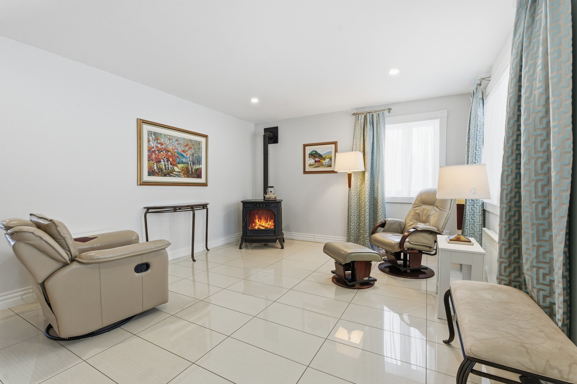 









537Z


Rg de la Rivière S.

,
Saint-Lin/Laurentides,




QC
J5M2A1

