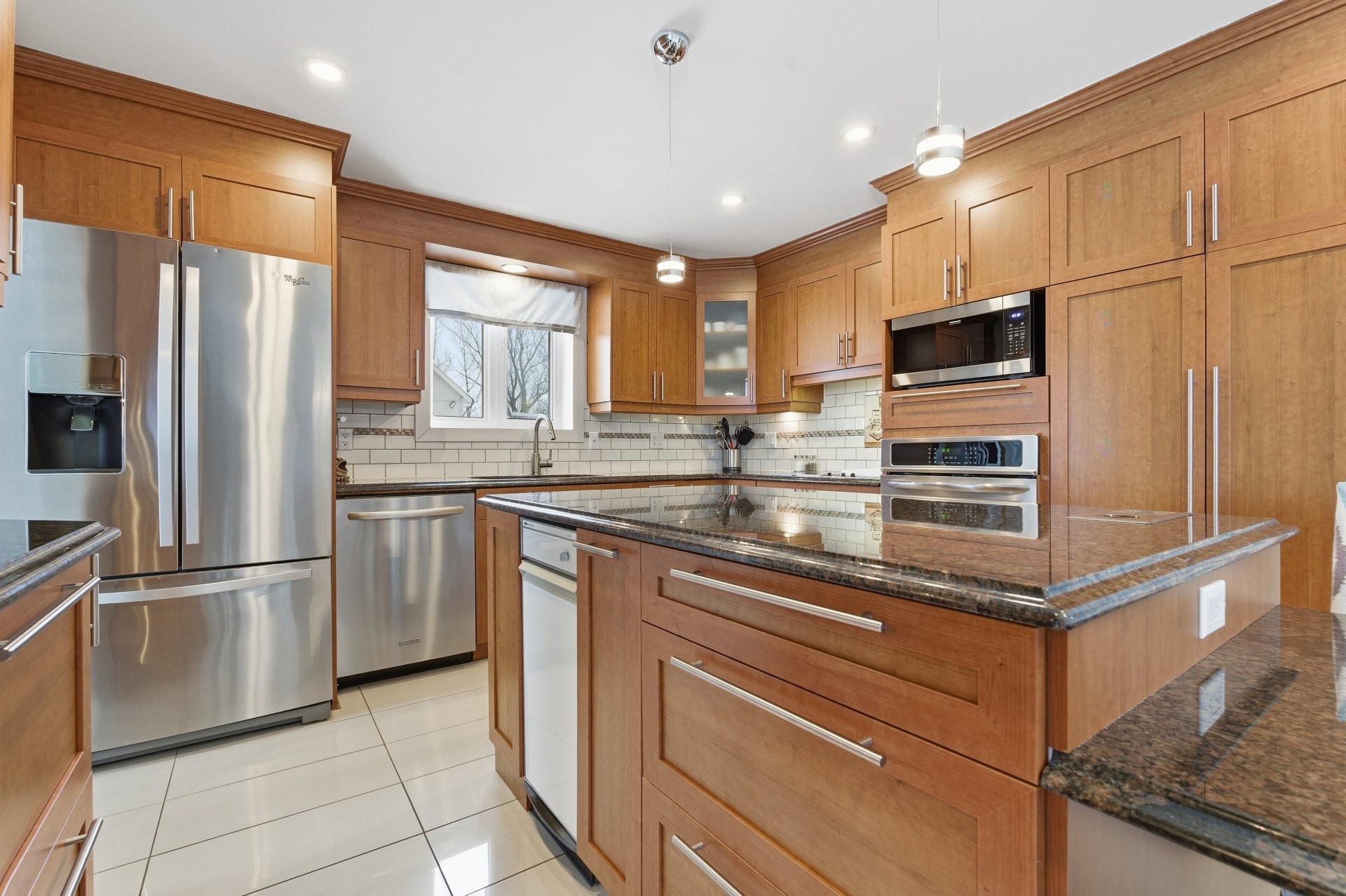 









537Z


Rg de la Rivière S.

,
Saint-Lin/Laurentides,




QC
J5M2A1

