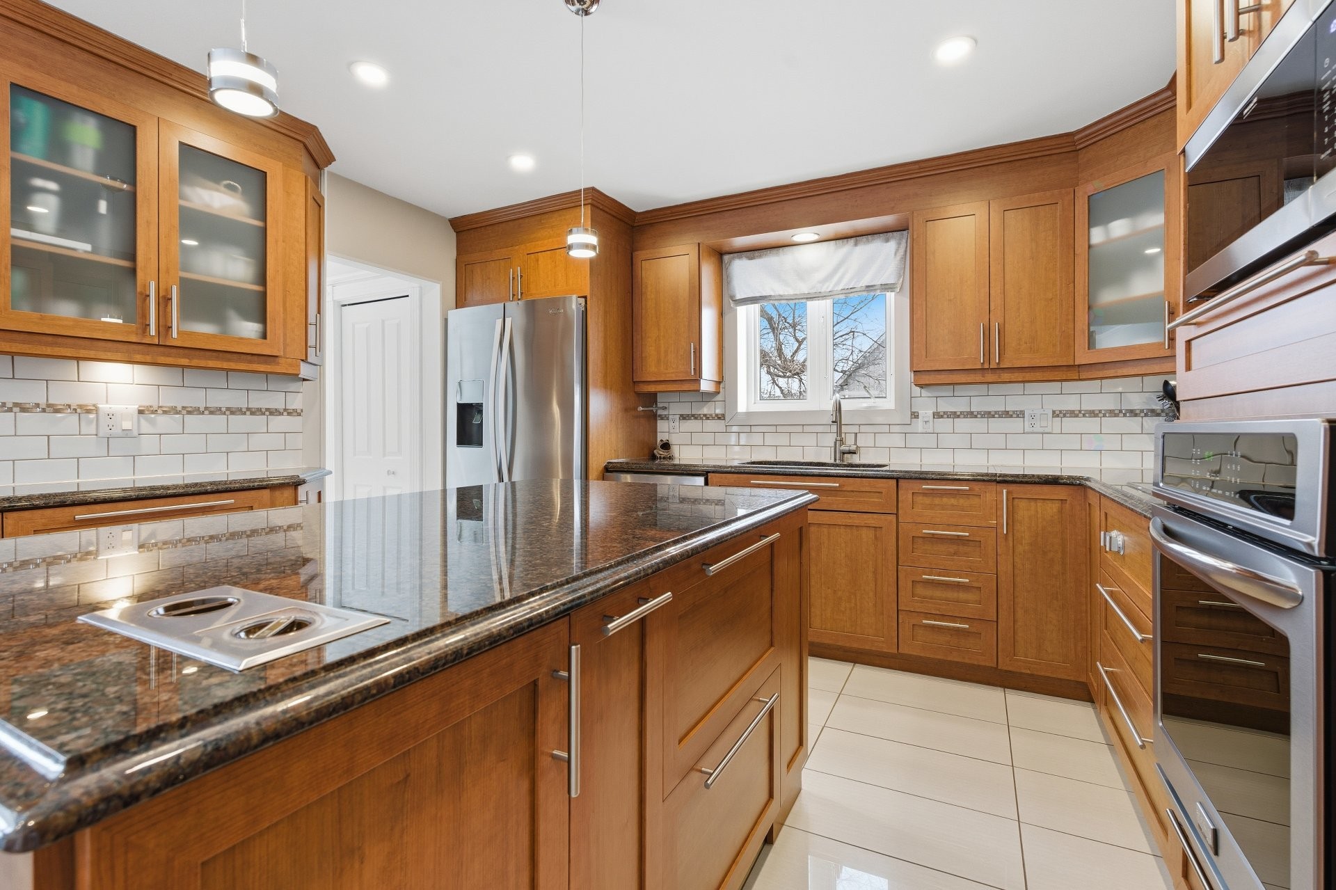 









537Z


Rg de la Rivière S.

,
Saint-Lin/Laurentides,




QC
J5M2A1

