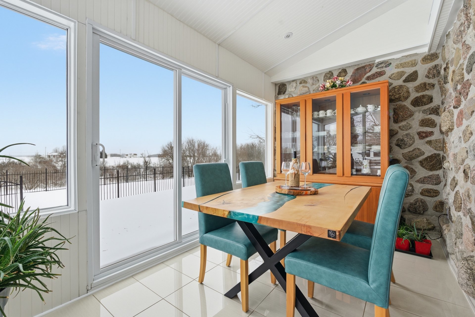 









537Z


Rg de la Rivière S.

,
Saint-Lin/Laurentides,




QC
J5M2A1

