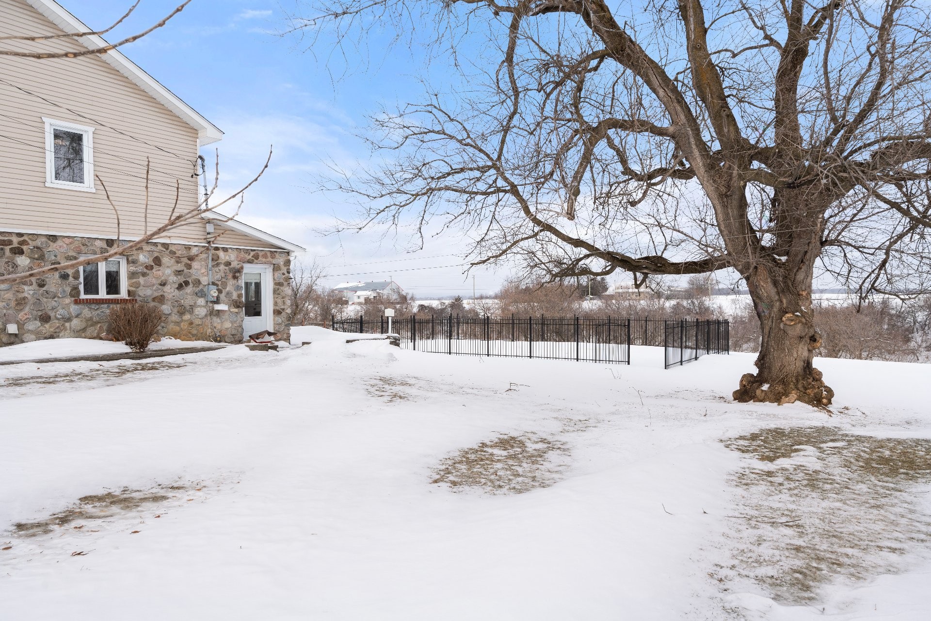 









537Z


Rg de la Rivière S.

,
Saint-Lin/Laurentides,




QC
J5M2A1

