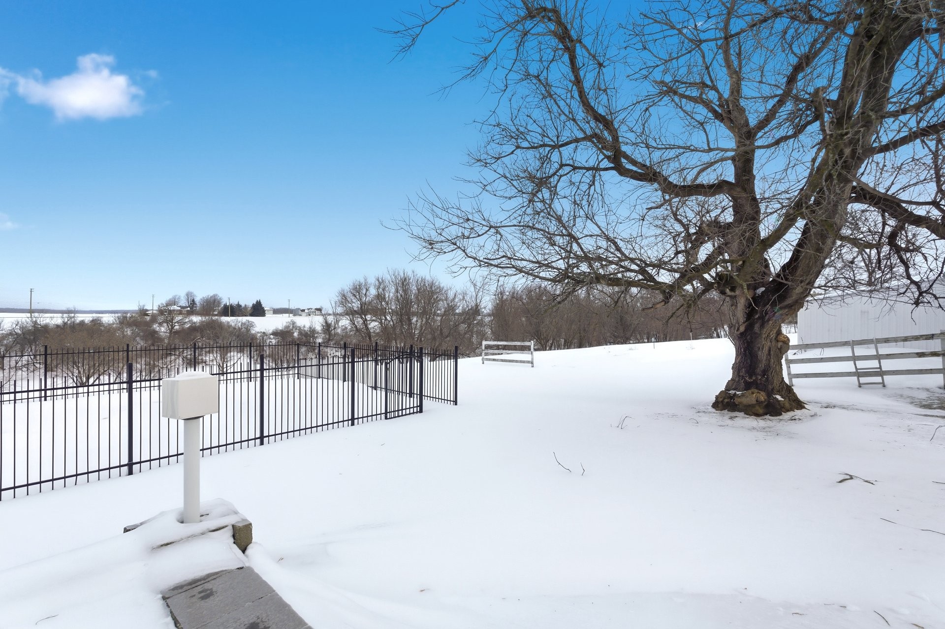 









537Z


Rg de la Rivière S.

,
Saint-Lin/Laurentides,




QC
J5M2A1

