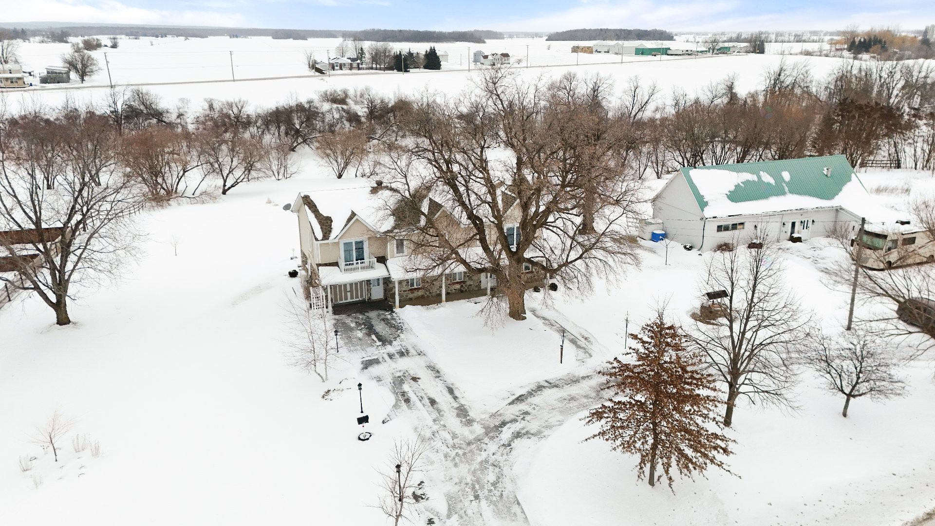 









537Z


Rg de la Rivière S.

,
Saint-Lin/Laurentides,




QC
J5M2A1

