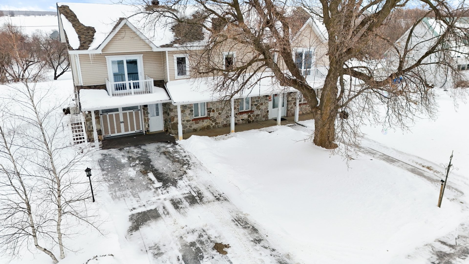 









537Z


Rg de la Rivière S.

,
Saint-Lin/Laurentides,




QC
J5M2A1

