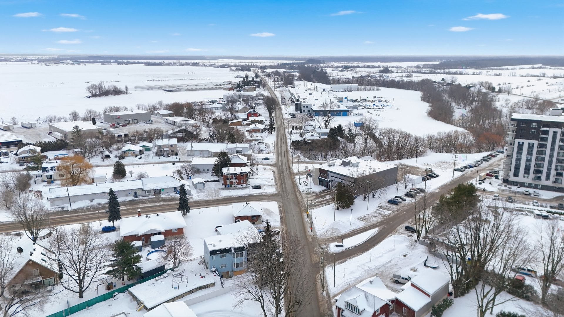 









537Z


Rg de la Rivière S.

,
Saint-Lin/Laurentides,




QC
J5M2A1

