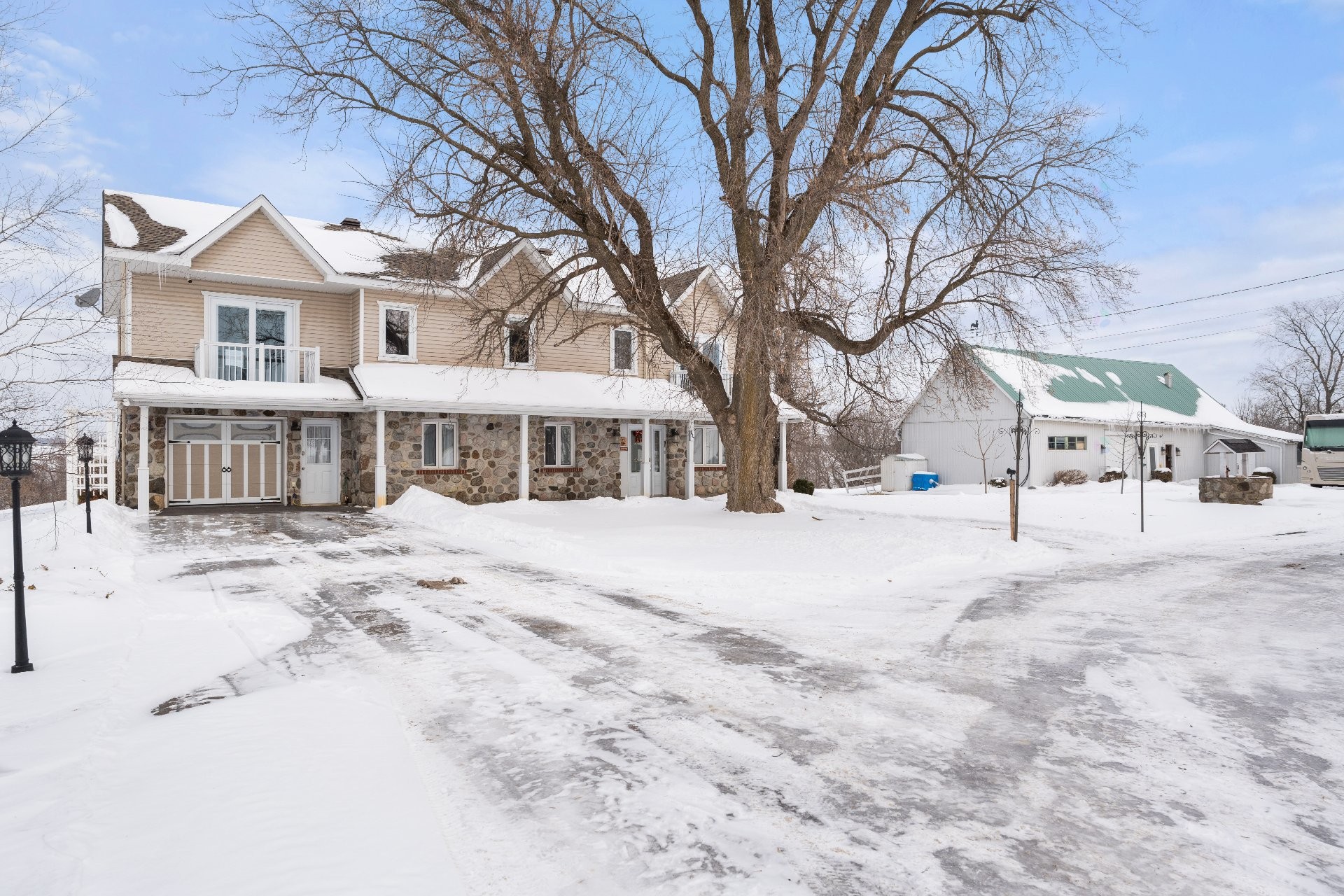 









537Z


Rg de la Rivière S.

,
Saint-Lin/Laurentides,




QC
J5M2A1

