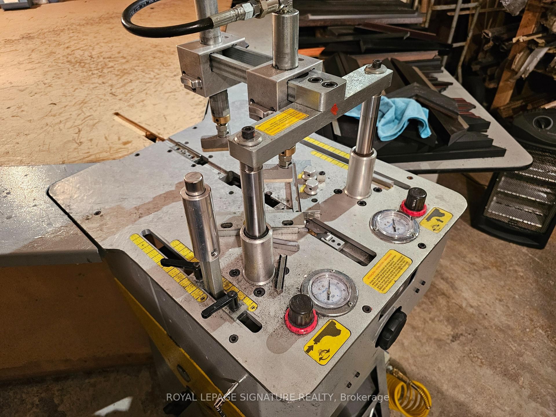 









922


Simcoe

Street North,
Oshawa,




ON
L1G 4W2

