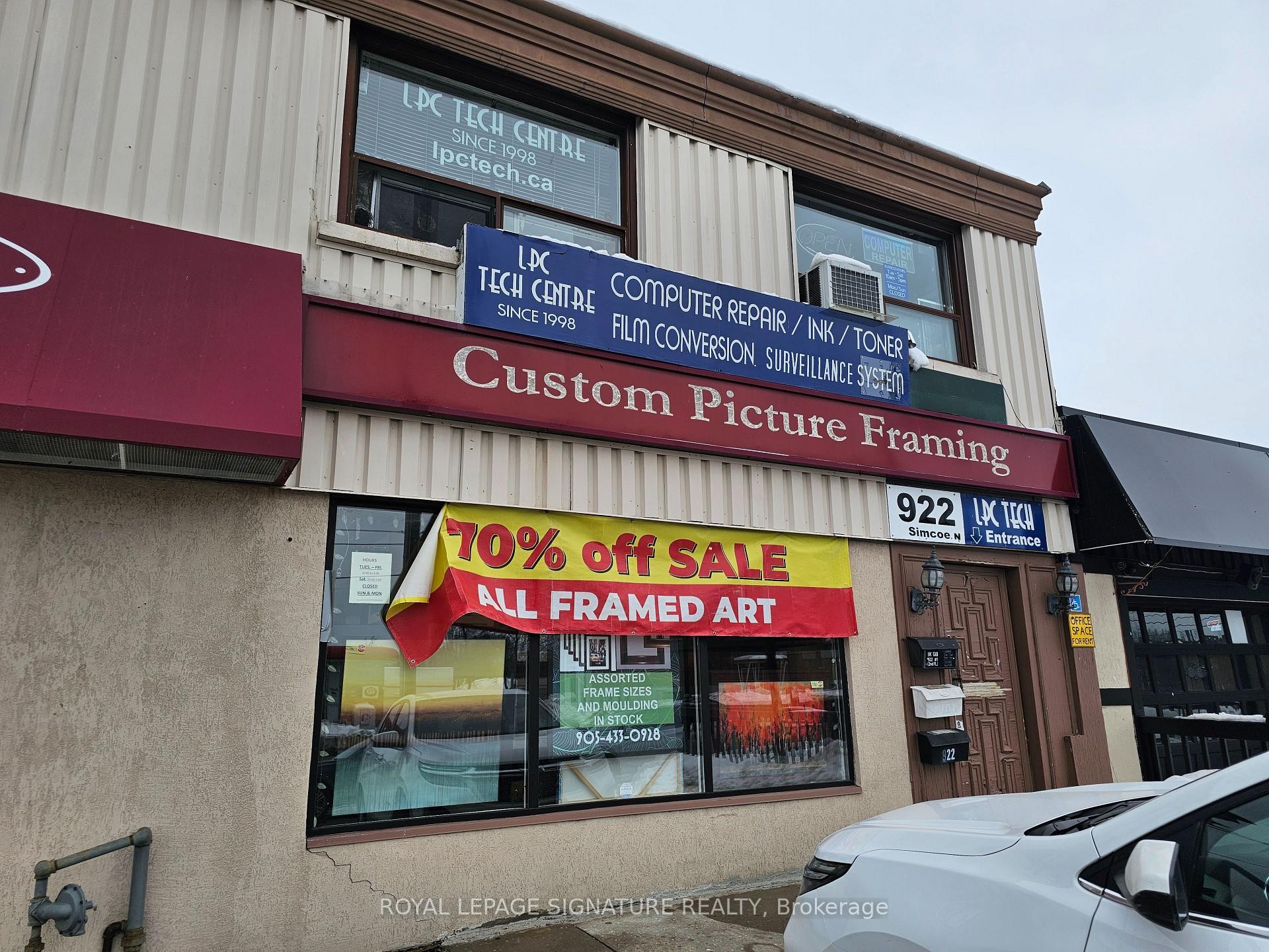 









922


Simcoe

Street North,
Oshawa,




ON
L1G 4W2

