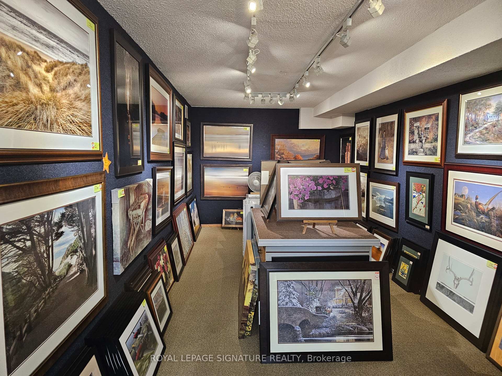 









922


Simcoe

Street North,
Oshawa,




ON
L1G 4W2

